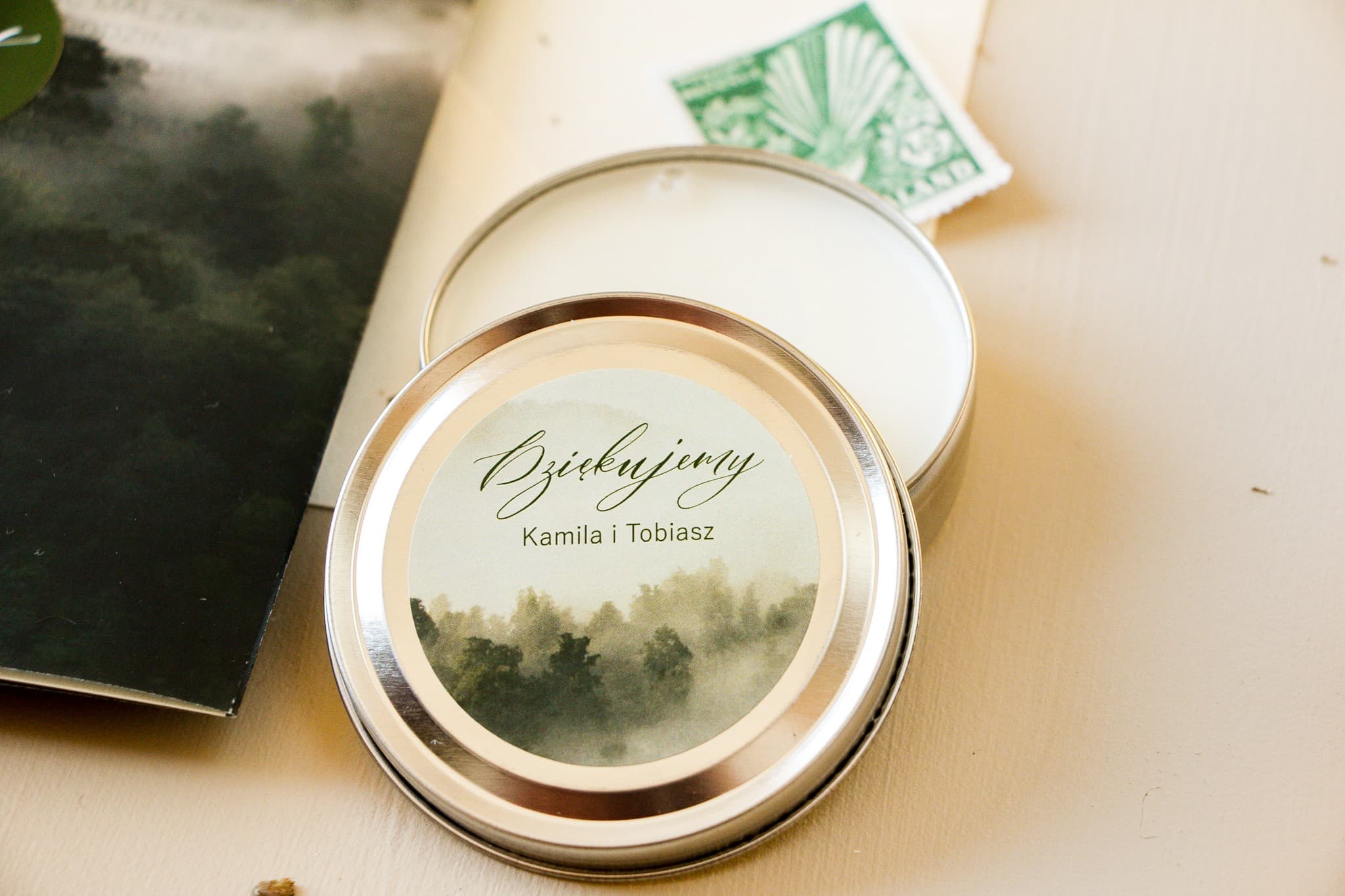 Bougies de mariage rondes comme cadeaux pour les invités. Étiquette avec graphisme forestier