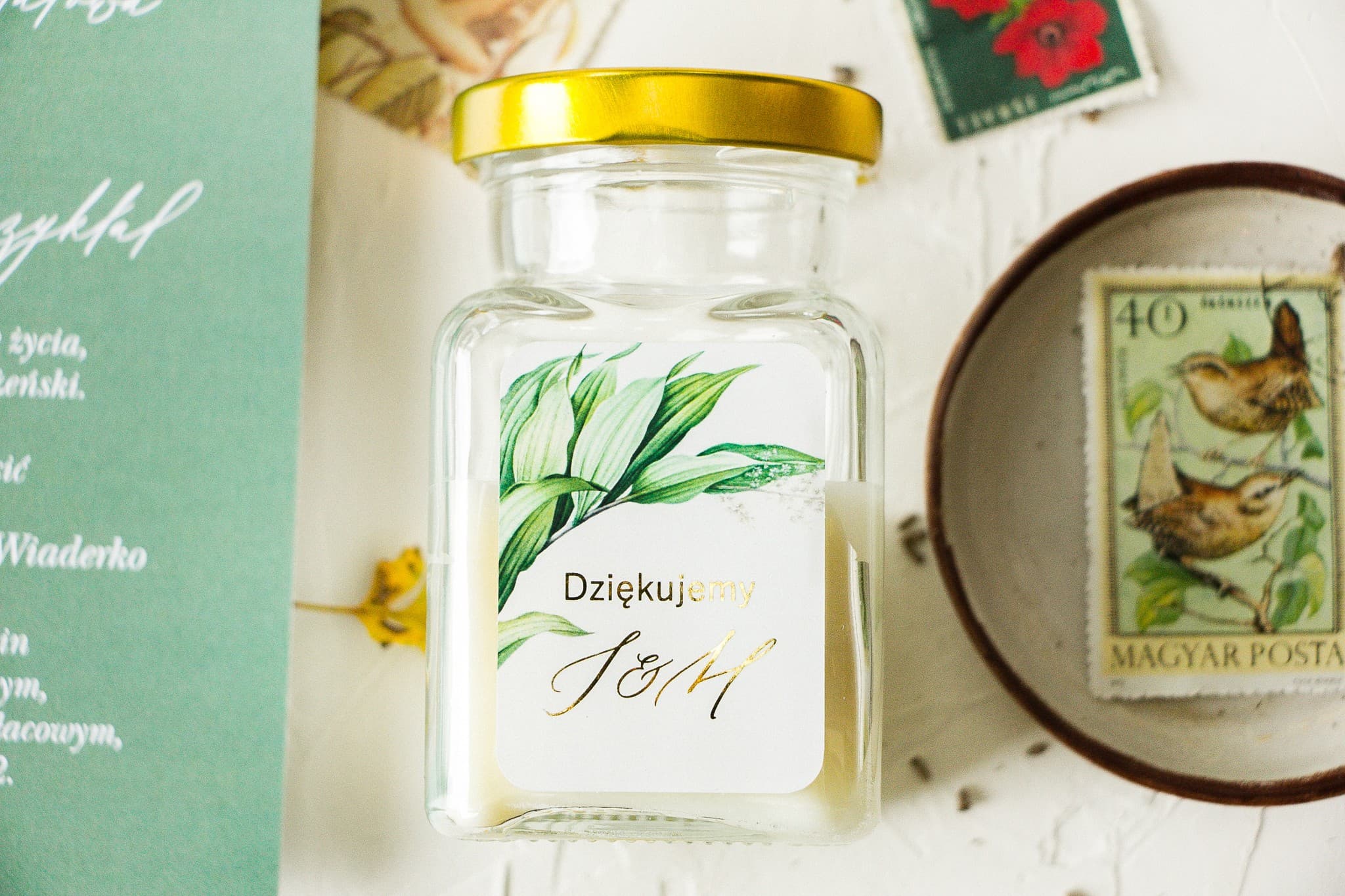 Bougies cadeaux pour les invités. Étiquette botanique style vintage avec graphisme végétal et dorure