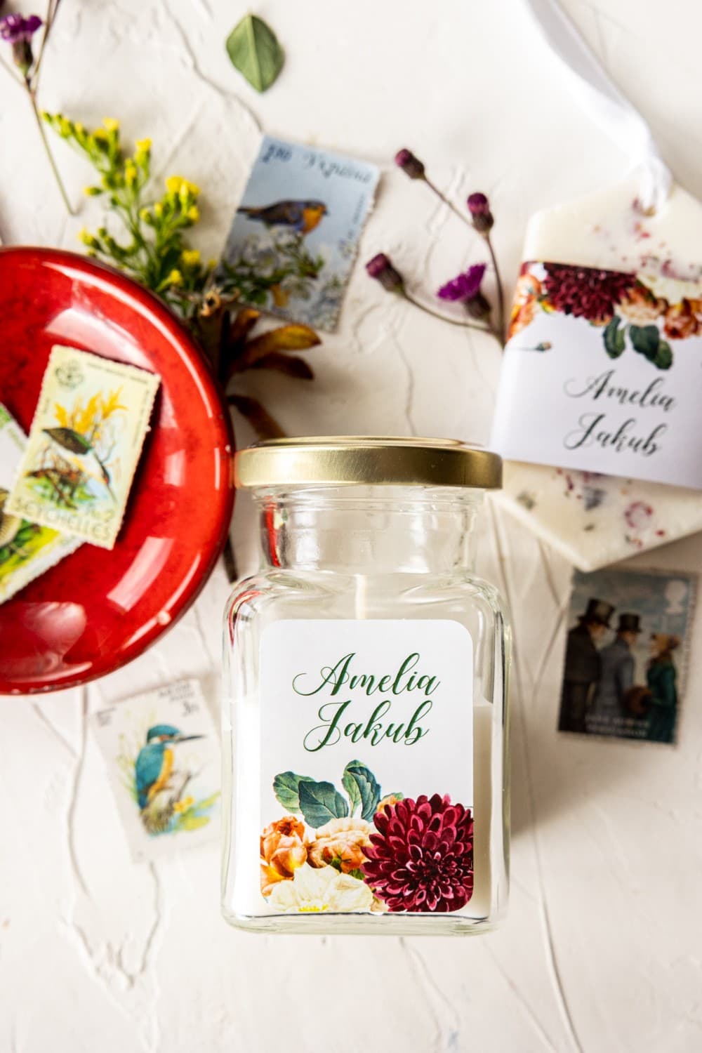 Bougies - Cadeaux invités. Étiquette avec dahlias bordeaux et roses thé