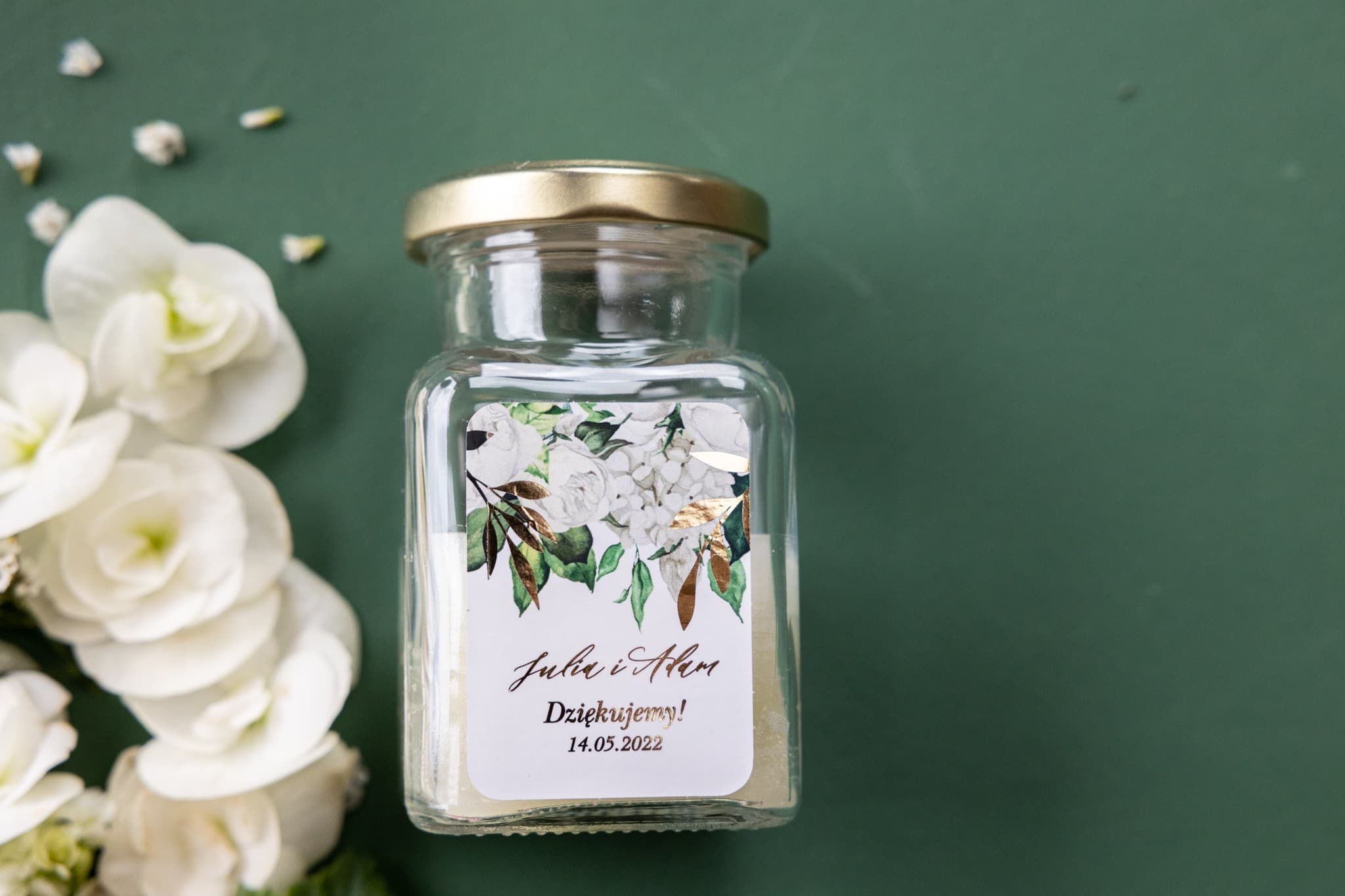 Bougies - remerciements pour les invités style Glamour. Étiquette avec rameaux dorés et bouquet de pivoines blanches