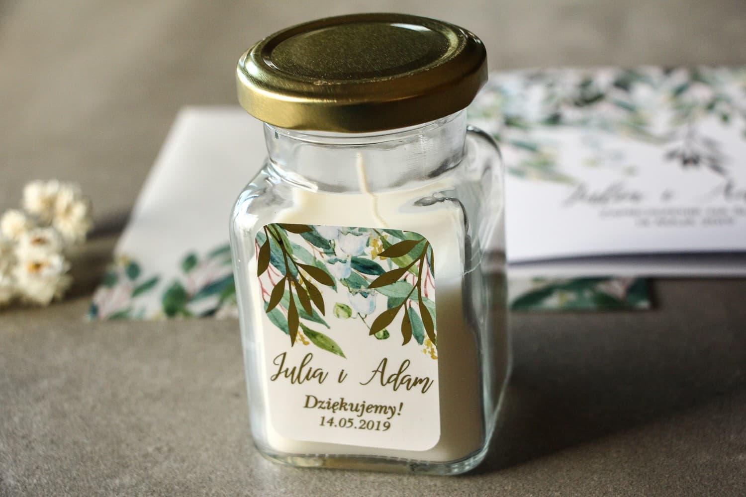 Bougies - remerciements pour invités de mariage style Glamour. Étiquette blanc et vert avec muguet et branches dorées