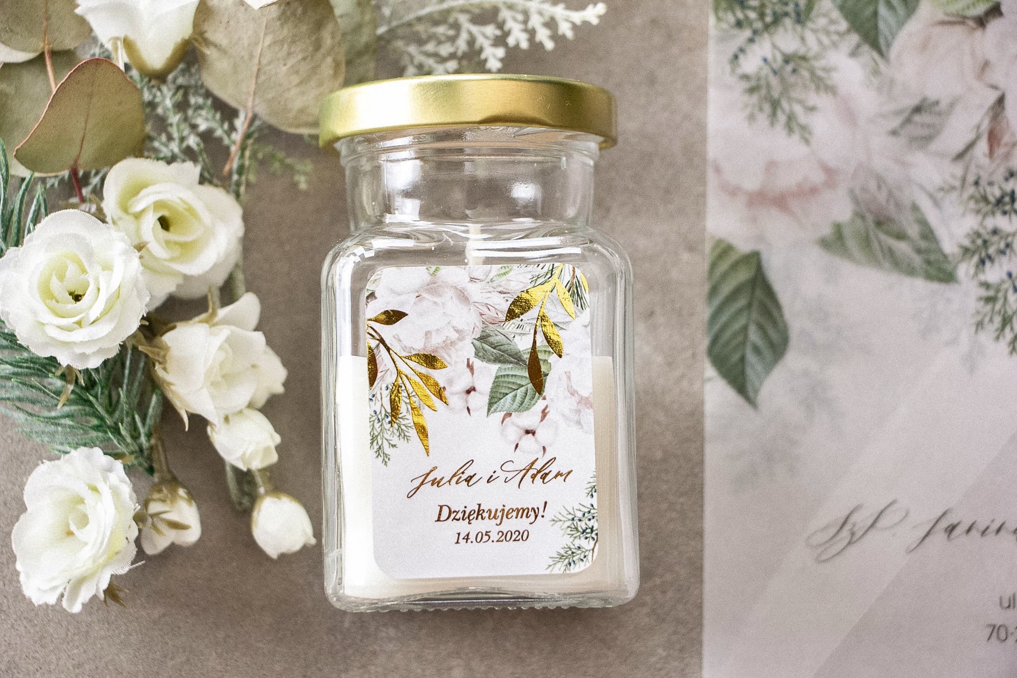 Bougies - remerciements pour les invités style Glamour. Étiquette avec rameaux dorés sur fond blanc hivernal