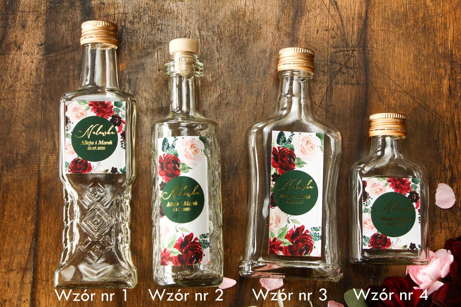 Bouteilles à liqueur avec étiquette style glamour et pivoines bordeaux et lie-de-vin