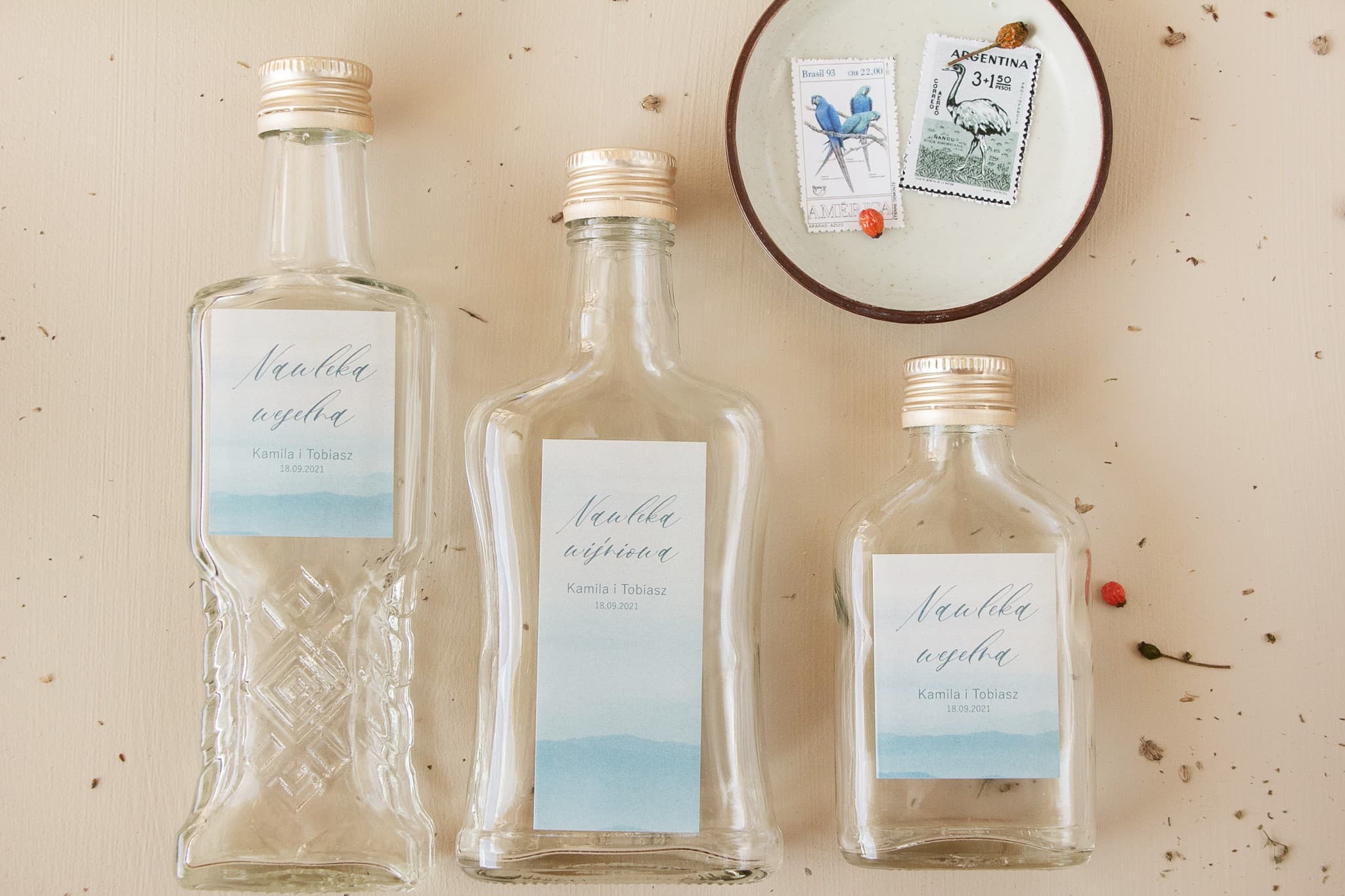Cadeaux invités mariage bouteilles en verre motif feuilles vertes