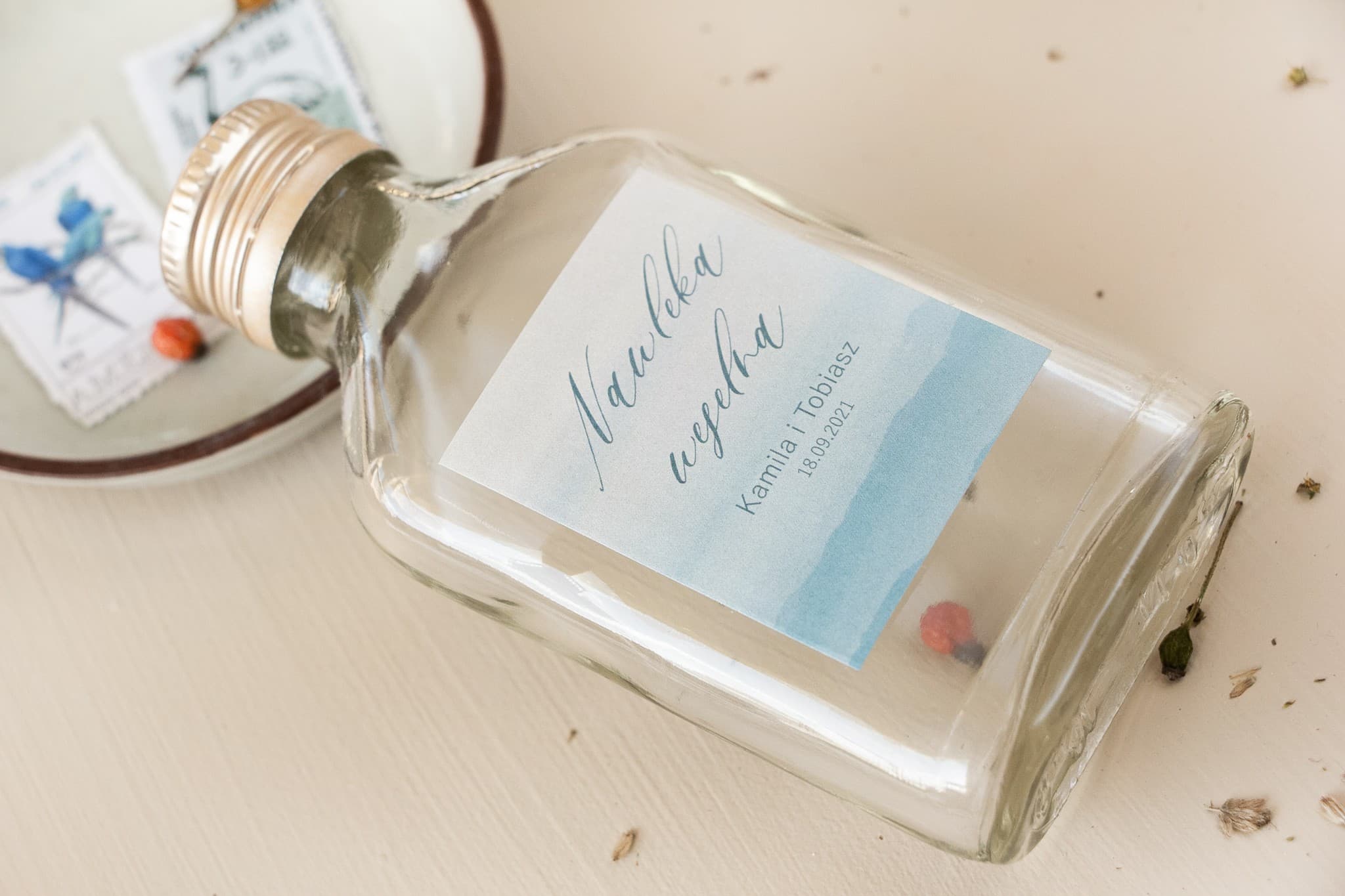 Gros plan sur l'étiquette aquarelle végétale Opal n° 4