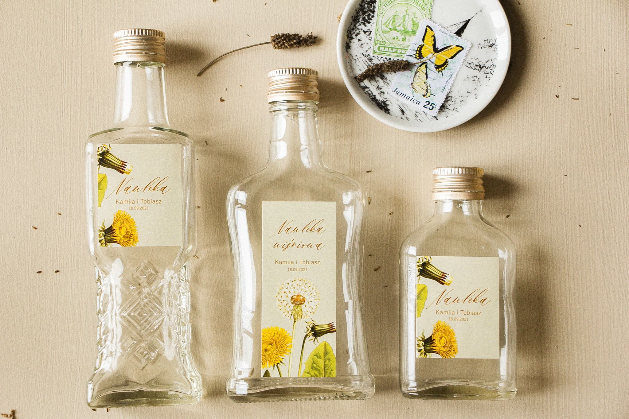 Petites bouteilles en verre avec motif de pissenlit pour invités de mariage