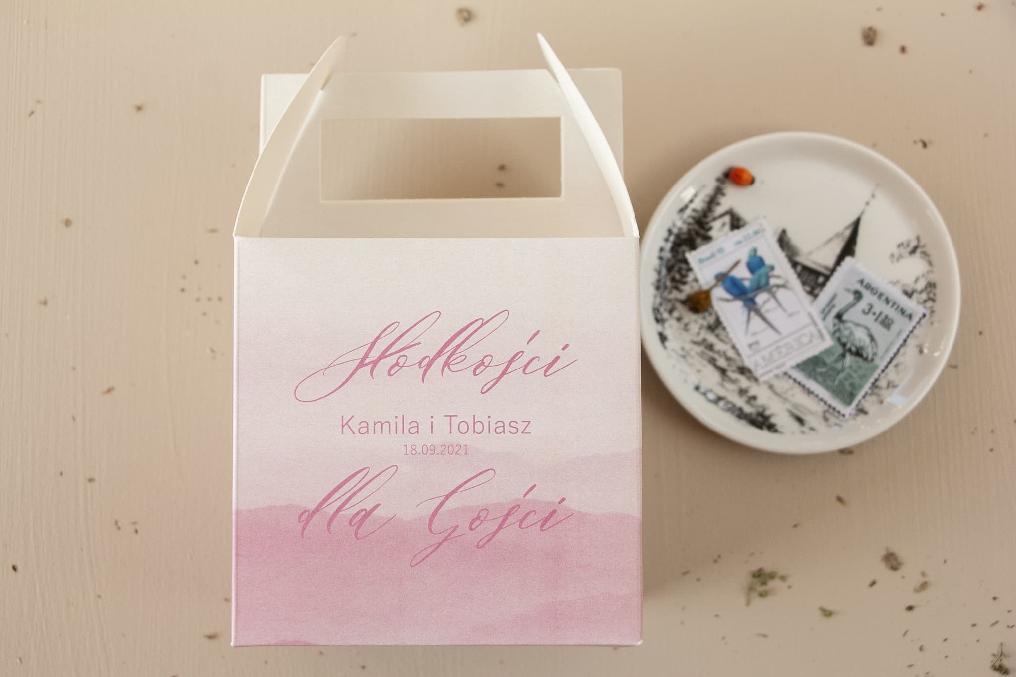 Caja para tarta de bodas rosa con asa | Embalaje personalizado para invitados | Opal nº 5