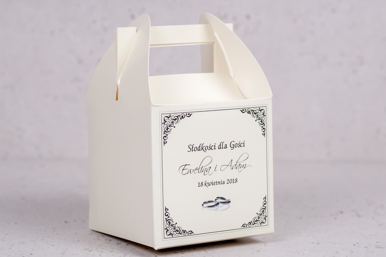 Caja para tarta con asa Ecru con alianzas | Envases personalizados para dulces de boda | Arte nº 2