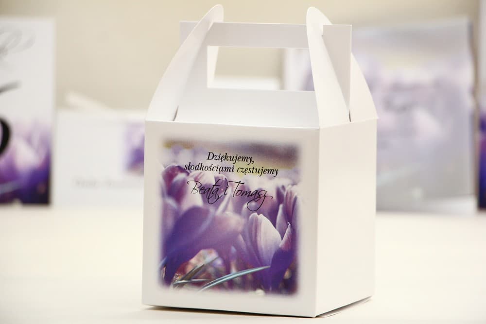 Caja para tarta de boda con crocus violetas y personalización | Envases para detalles dulces | Elegant n.º 14