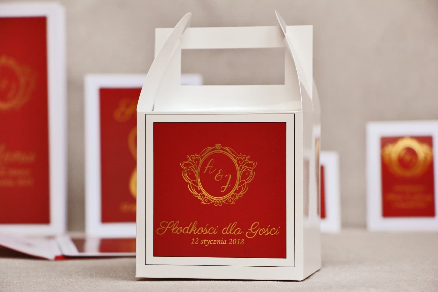 Caja para tarta de boda con asa e impresión dorada | Envases elegantes para invitados | Sonata nº 3