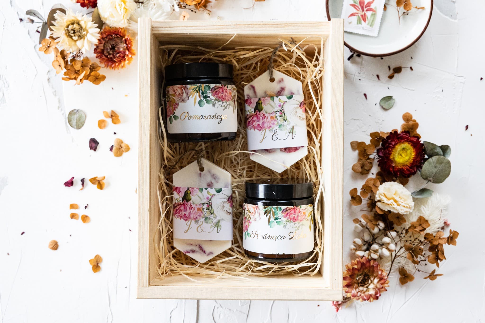 Set de regalo de boda para padres con velas artesanales y diseño floral suave