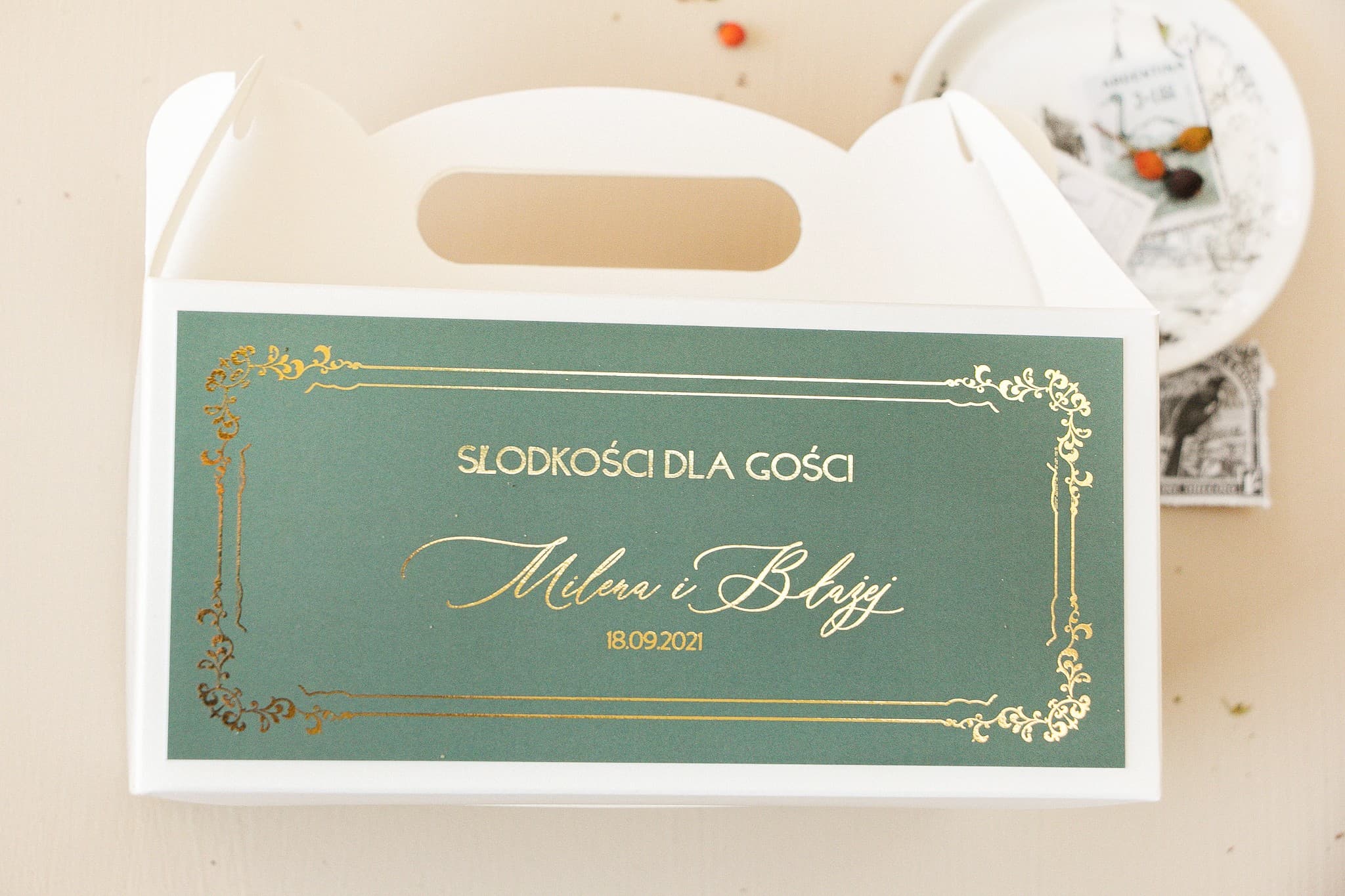 Caja Negra para Pastel de Bodas con Follaje y Marco Dorado | Empaque Elegante para Invitados | Sand n.º 3