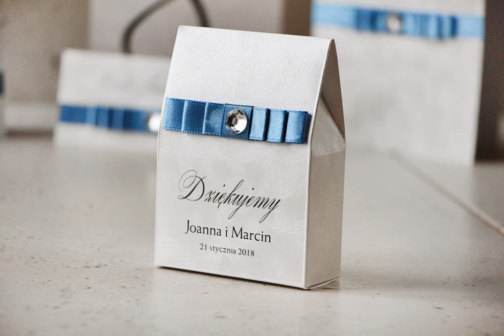 Elegantes cajitas con lazo y circonita, papel perlado | Detalles para invitados de boda | Amaretto nº 4