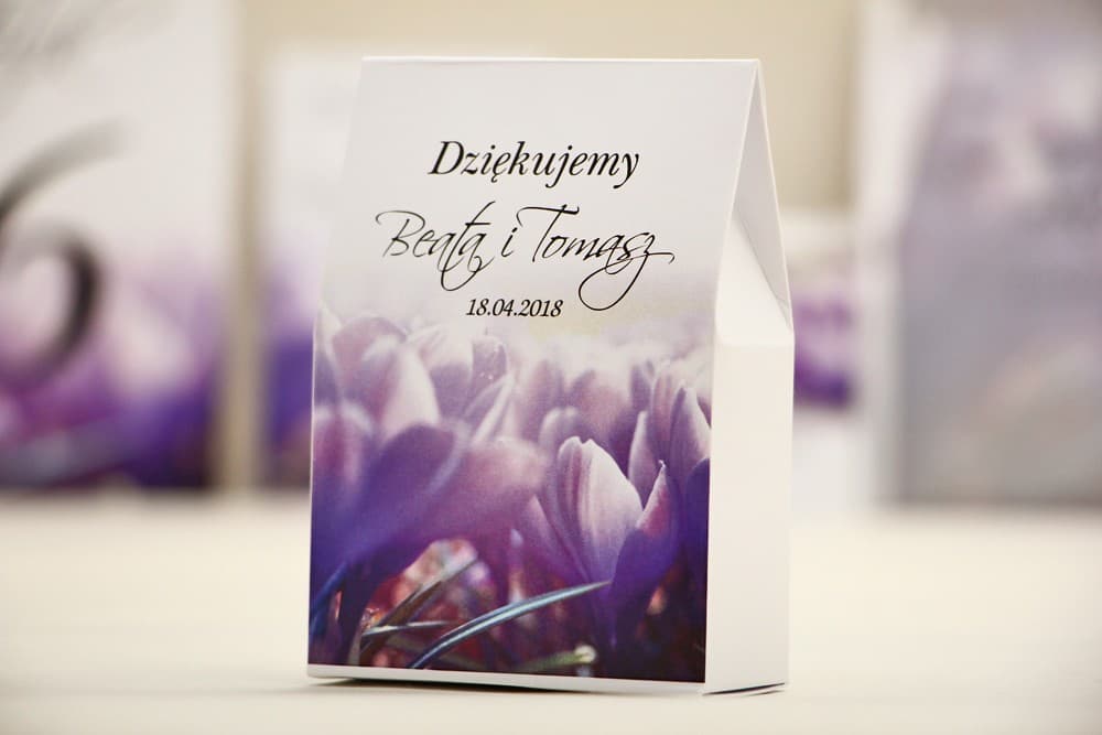Cajitas con crocus violetas y dulces | Detalles para invitados de boda | Elegant n.º 14
