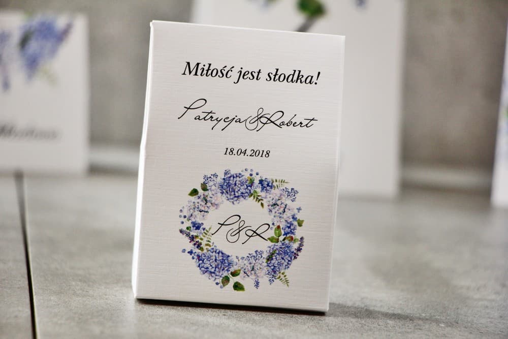 Cajitas Personalizadas con Dulces y Motivo de Hortensia Azul | Detalles para Invitados de Boda | Pistacho n.º 1
