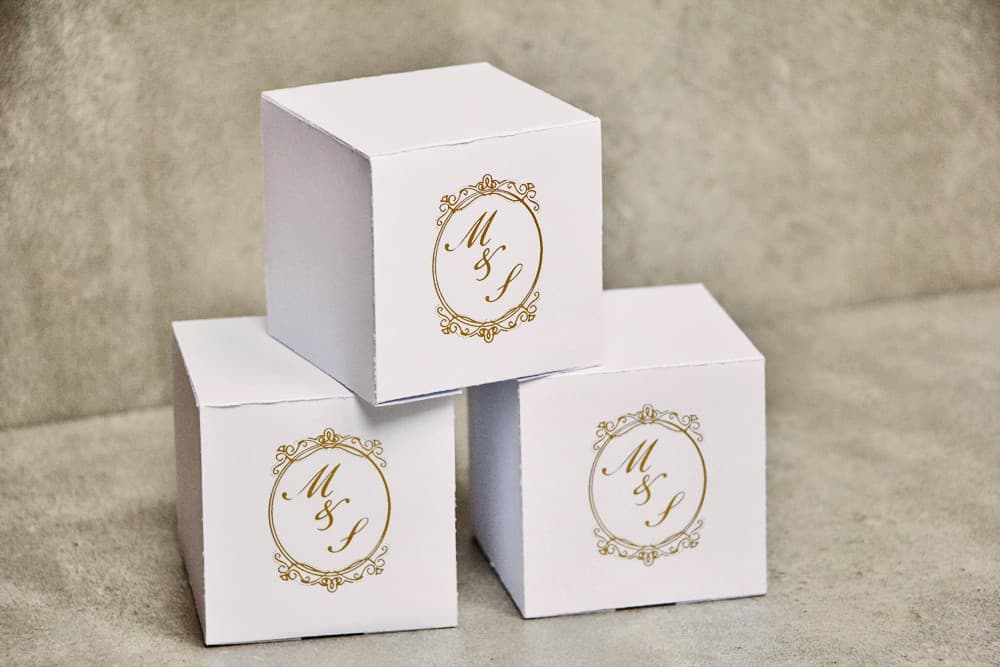 Detalles para invitados en forma de cajitas para dulces - Elegante personalización dorada