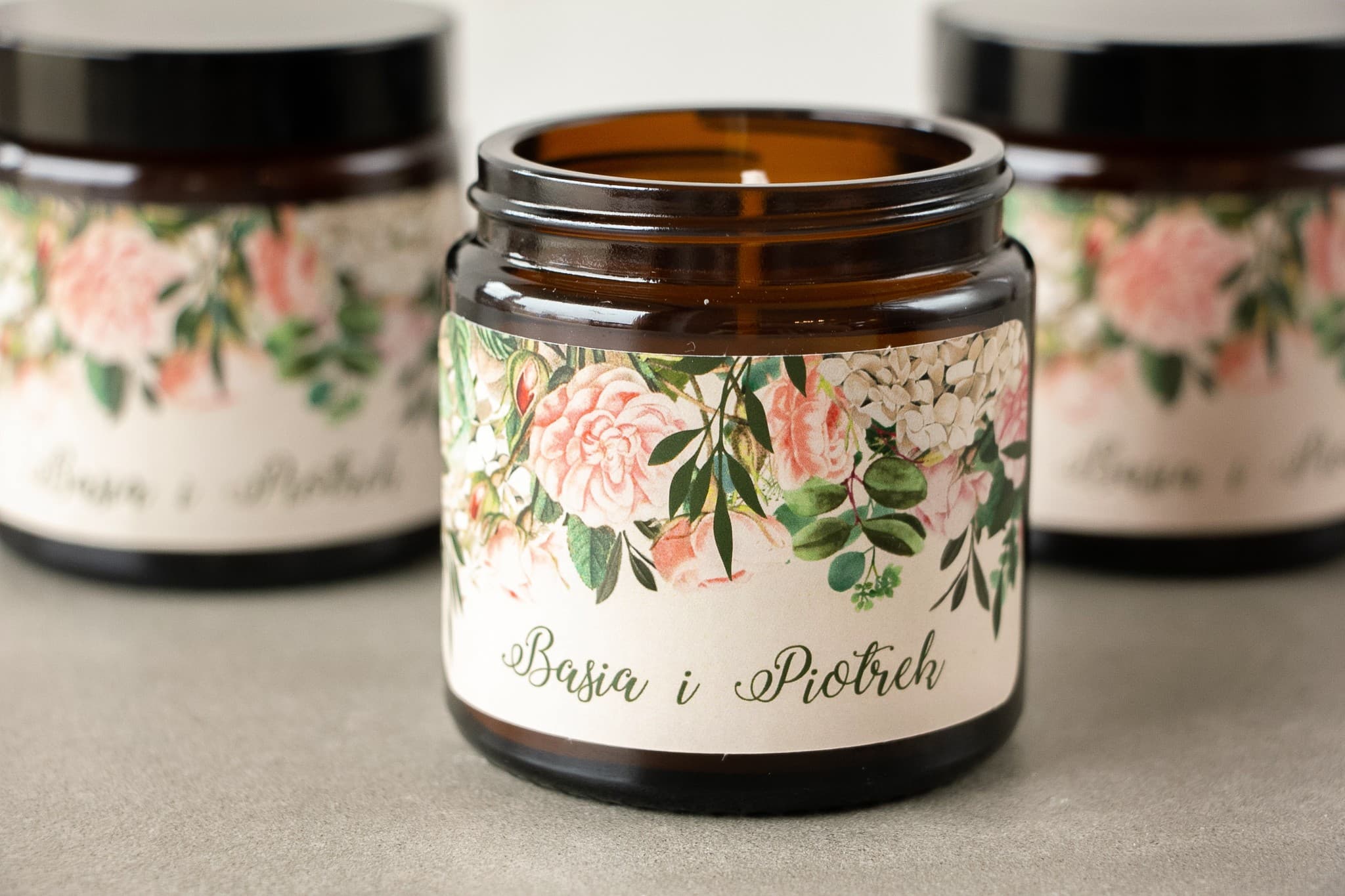 Candele di soia naturali - bomboniere per ospiti di nozze. Etichetta con stampa di rose pastello e ortensie bianche