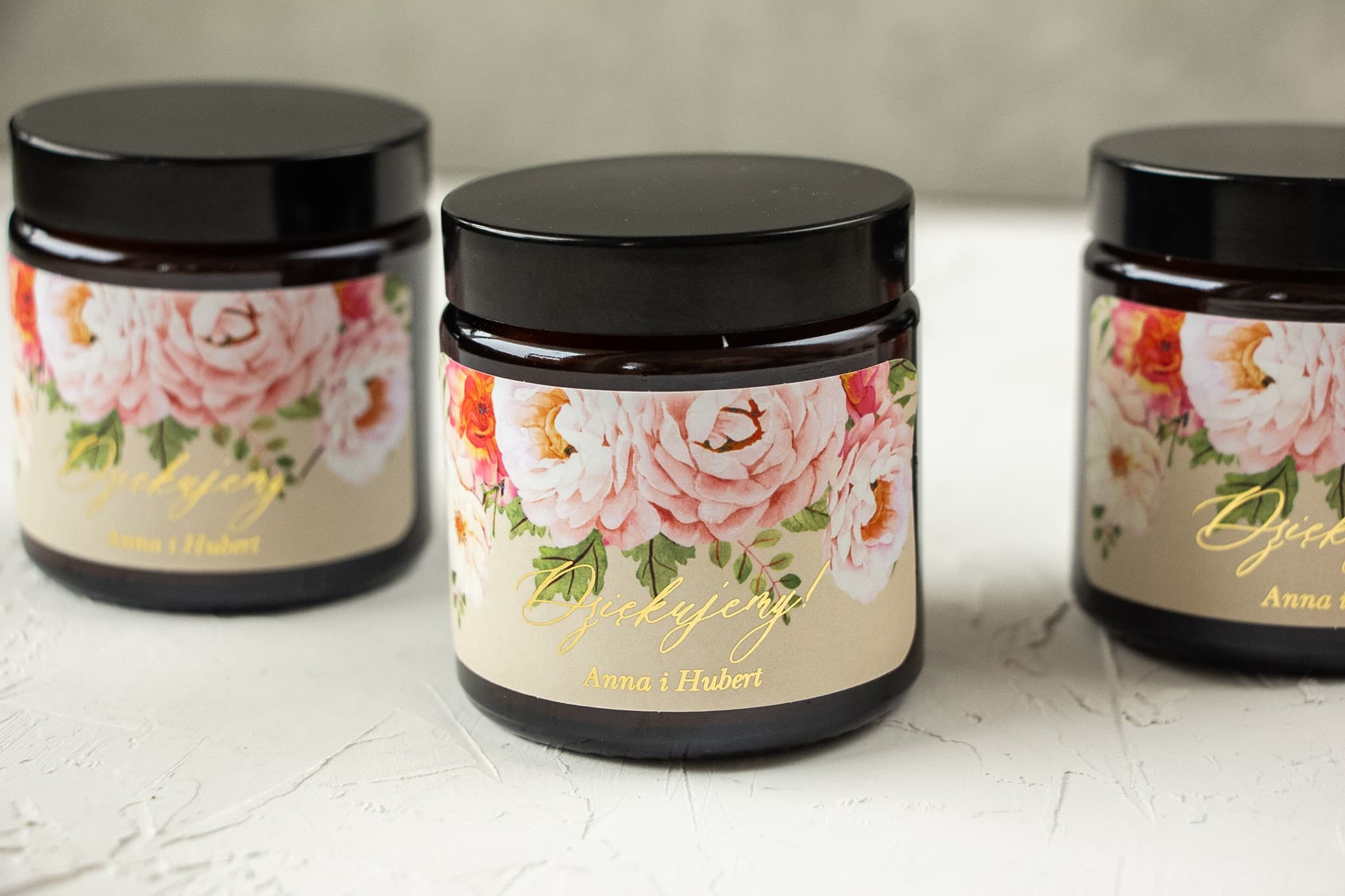 Candele di soia naturali - bomboniere per ospiti di nozze. Etichetta crema dorata con bouquet di fiori pastello