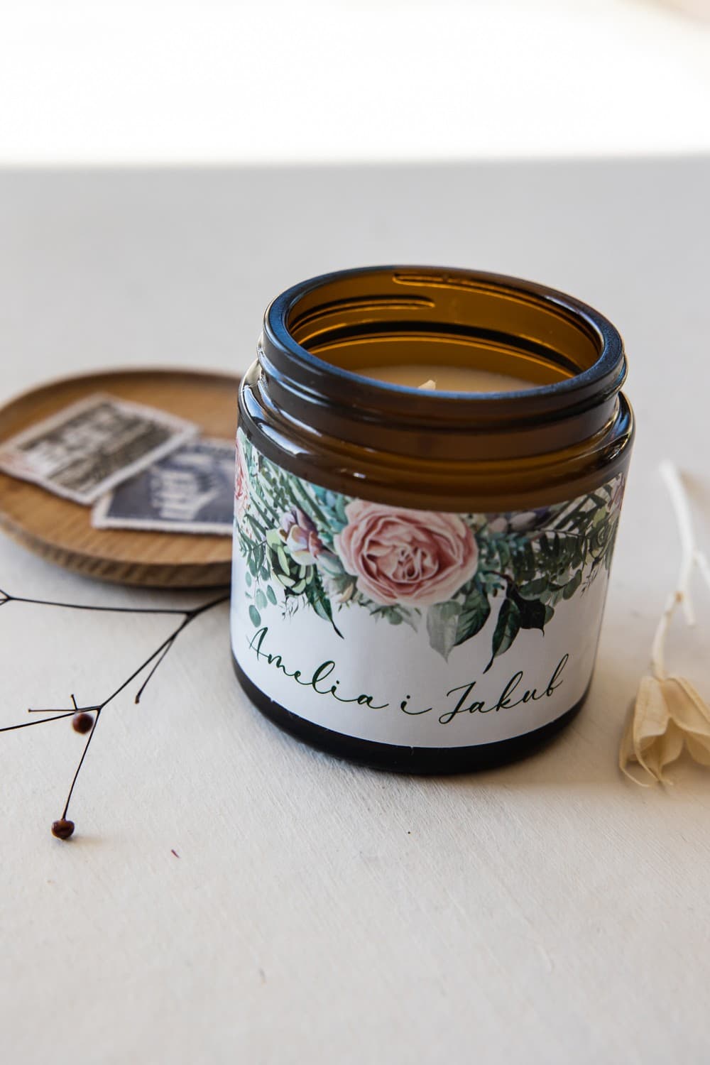 Candele di soia naturali - bomboniere per ospiti. Etichetta con motivo floreale di peonie e rametti verdi