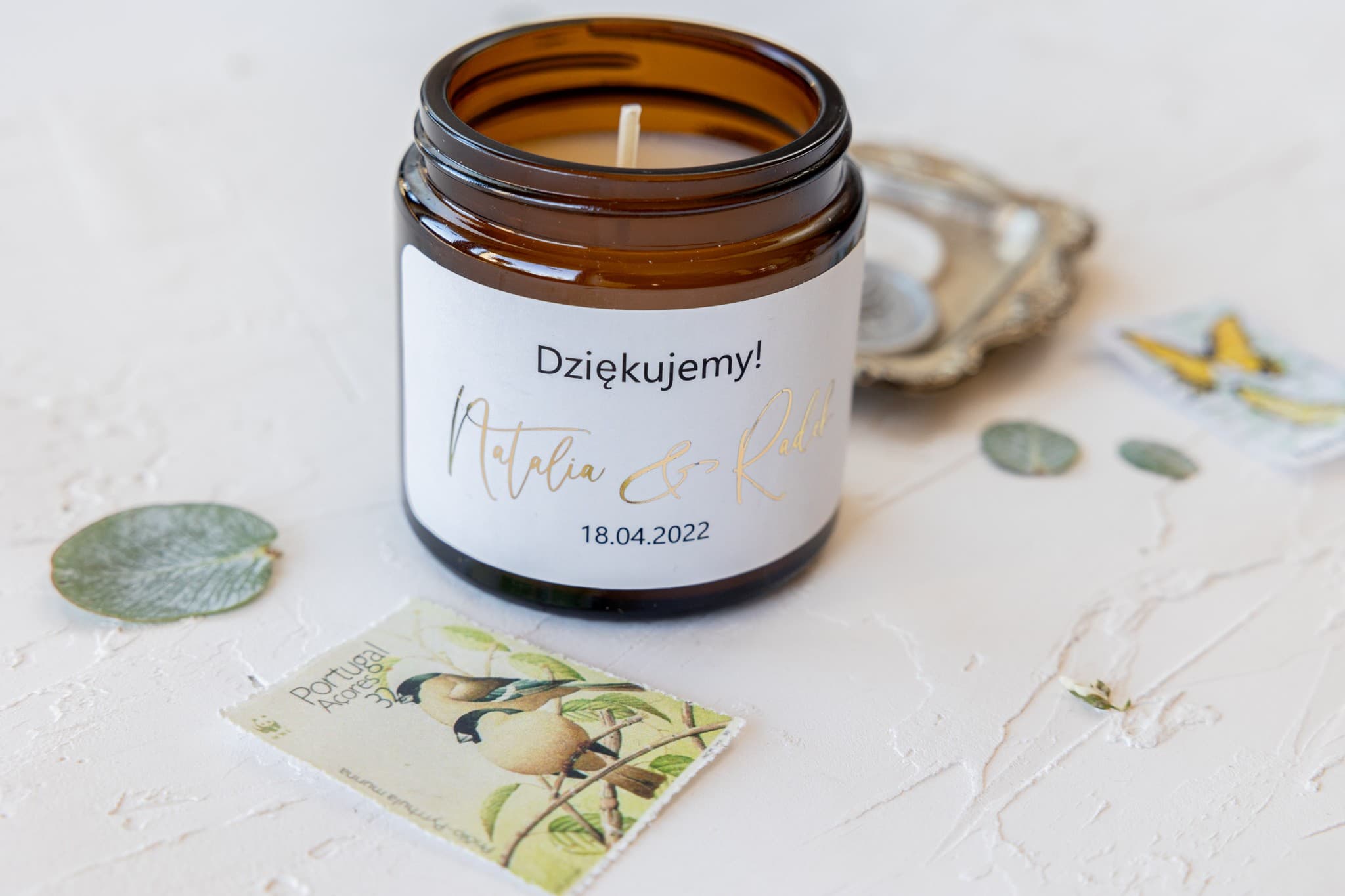 Candele di soia naturali - ringraziamenti per ospiti nuziali in stile Glamour. Etichetta bianca con doratura e grafica delicata