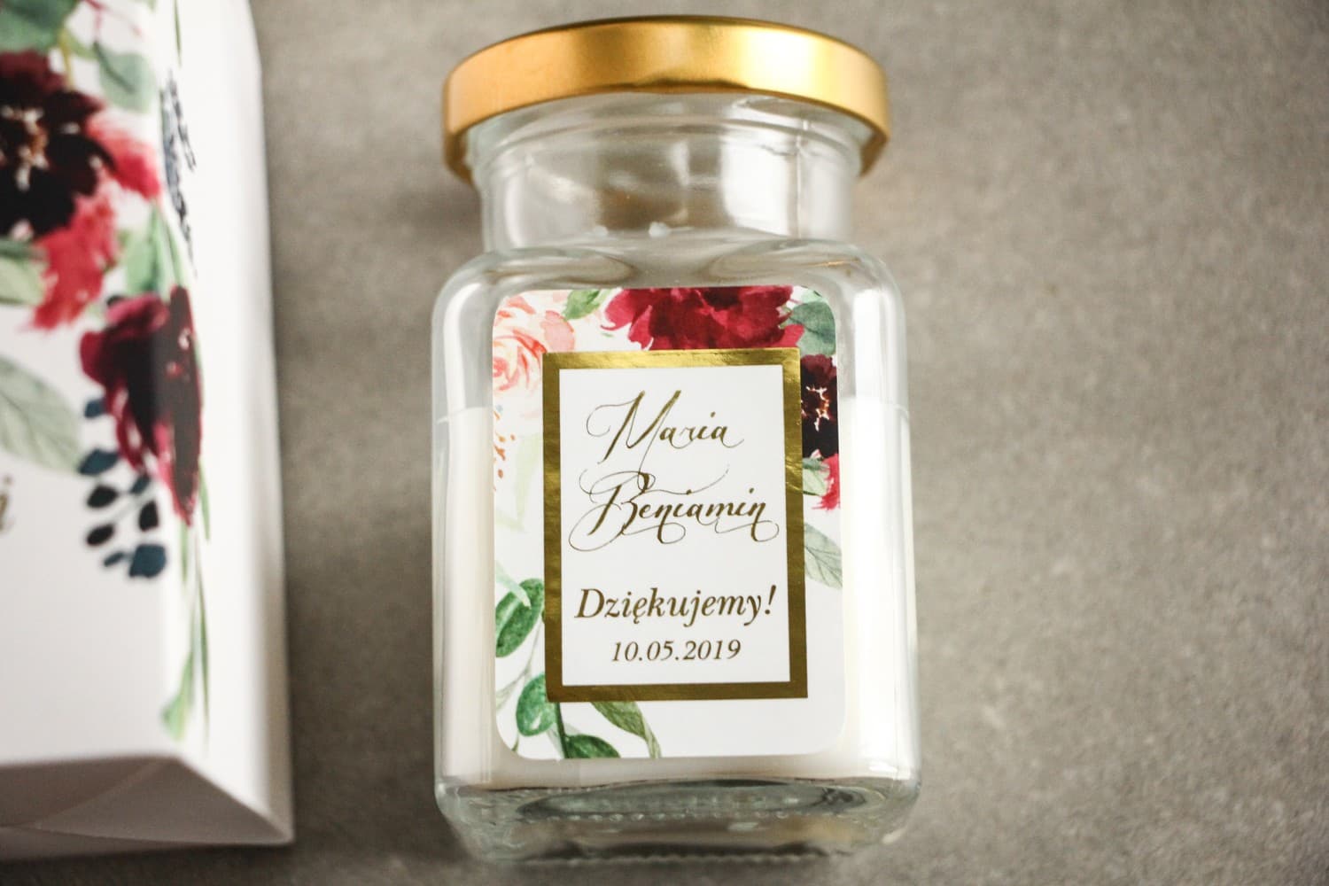 Candele - ringraziamenti per ospiti nuziali. Doratura sull'etichetta e peonie borgogna e bordò con dalie