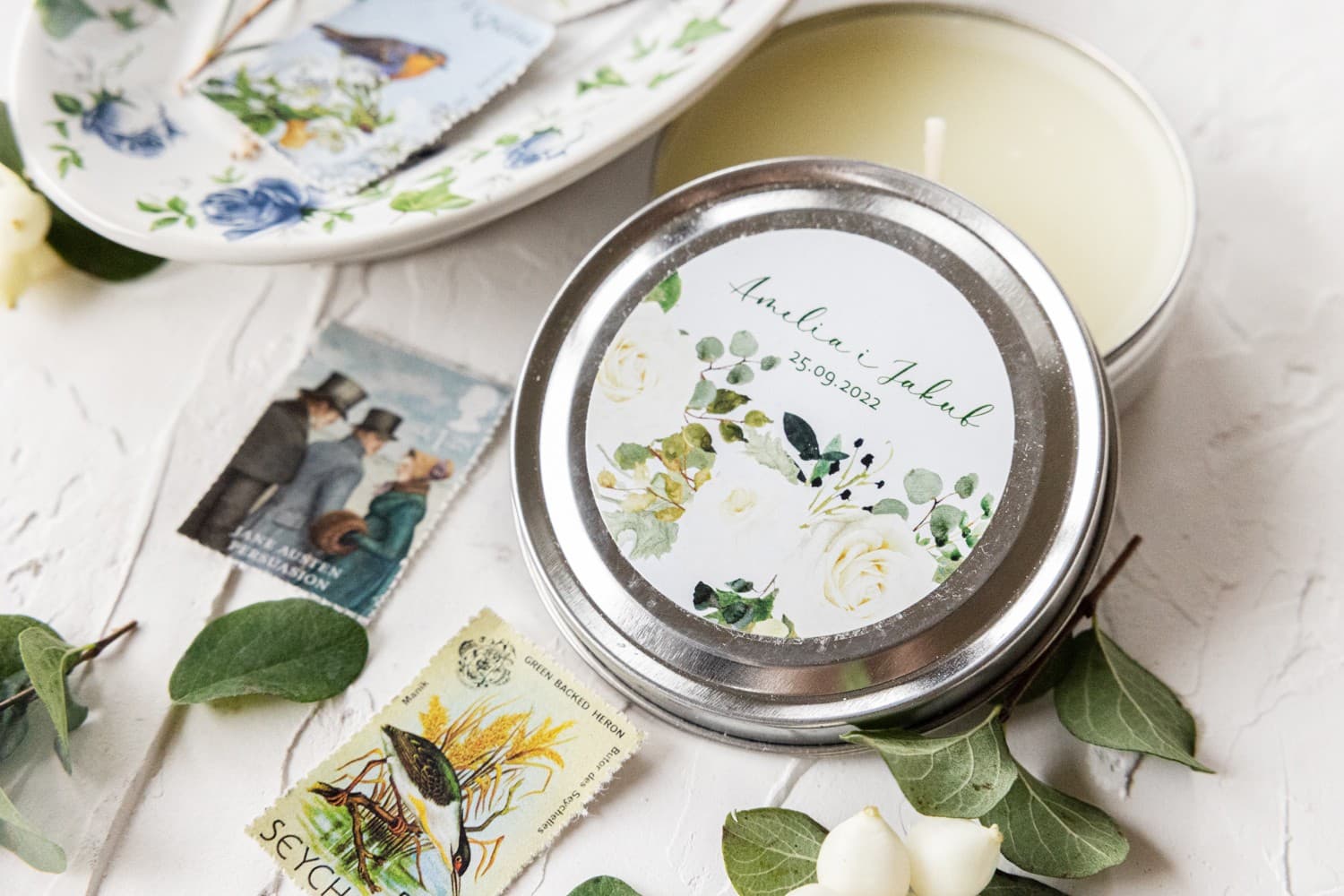 Candele nuziali tonde come Ringraziamenti per Ospiti. Etichetta con motivo floreale di rose bianche e rametti verdi di eucalipto