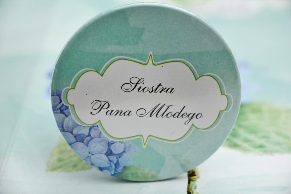 Chapas personalizadas con hortensias azules y fondo menta | Marcasitios, detalles para invitados | Felicja n.º 16