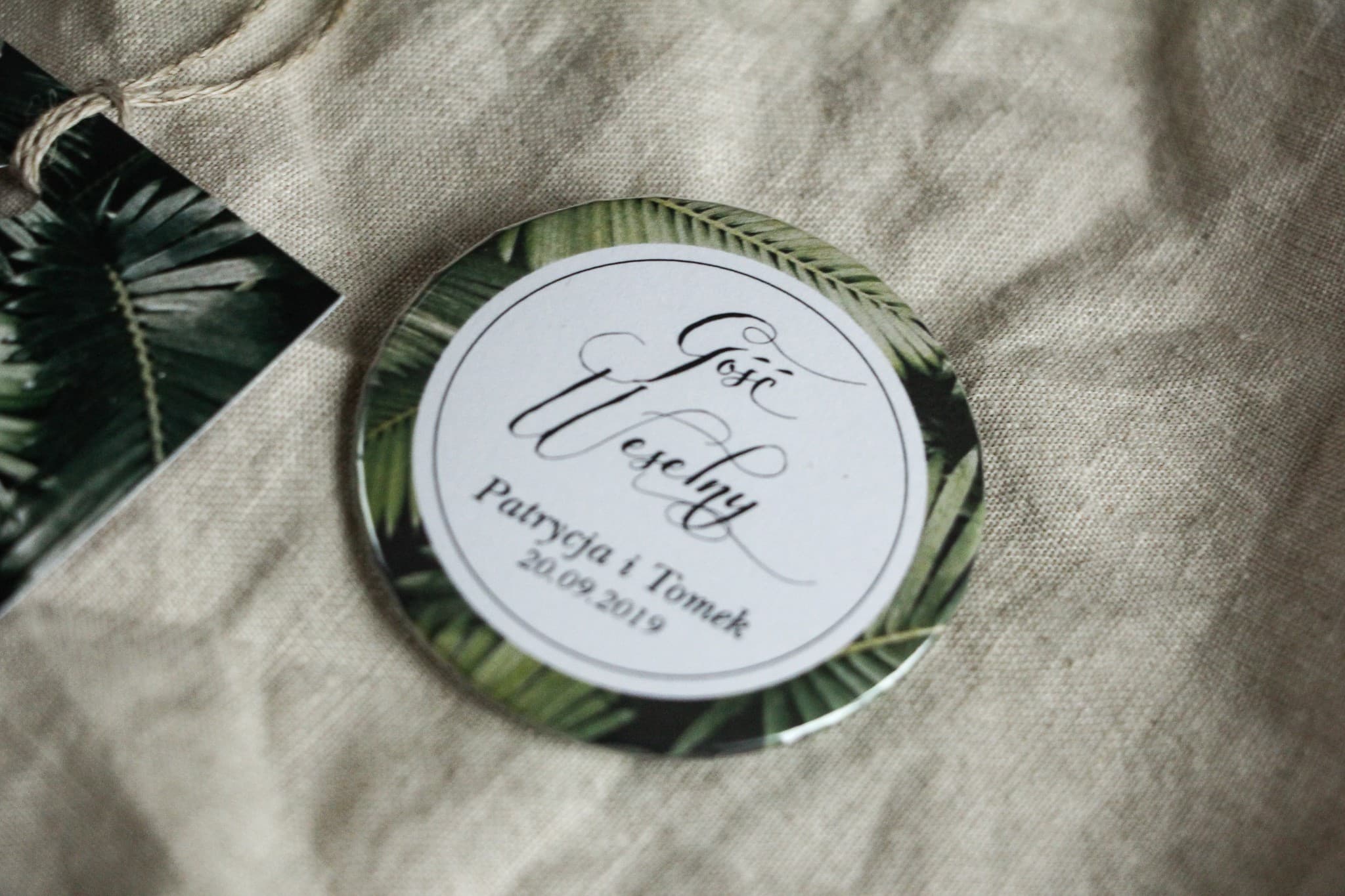 Chapas de boda, detalles para invitados. Gráfico con hojas de banano.