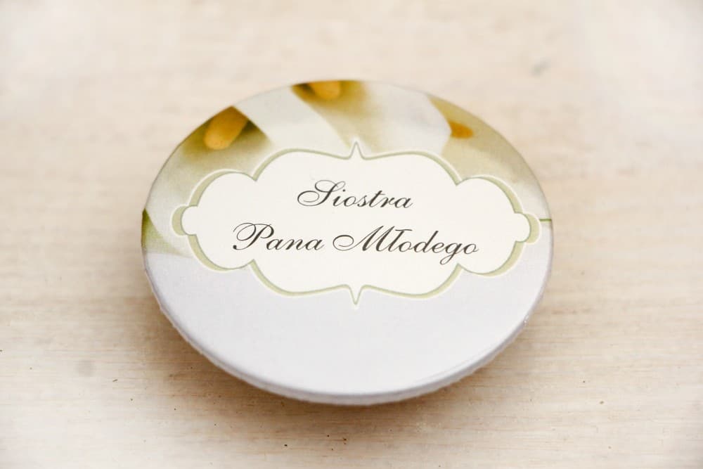 Elegantes Chapas de Boda con Calas Blancas, Identificadores Personalizados | Marcasitios para Invitados | Felicja n.º 5