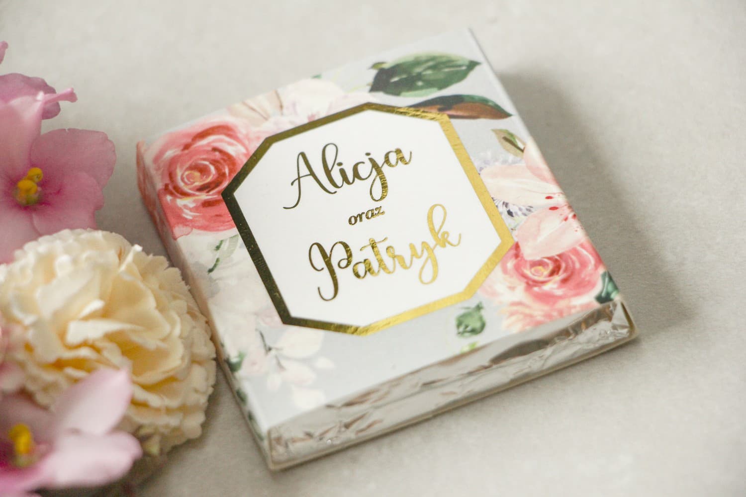 Cadeau pour invités de mariage sous forme de chocolat au lait, emballage avec cadre doré et inscriptions - Lotus n° 1