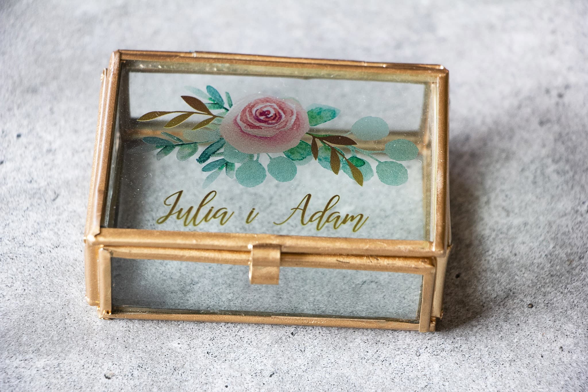 Cofre de cristal para boda con motivo de delicadas peonías rosas y eucalipto