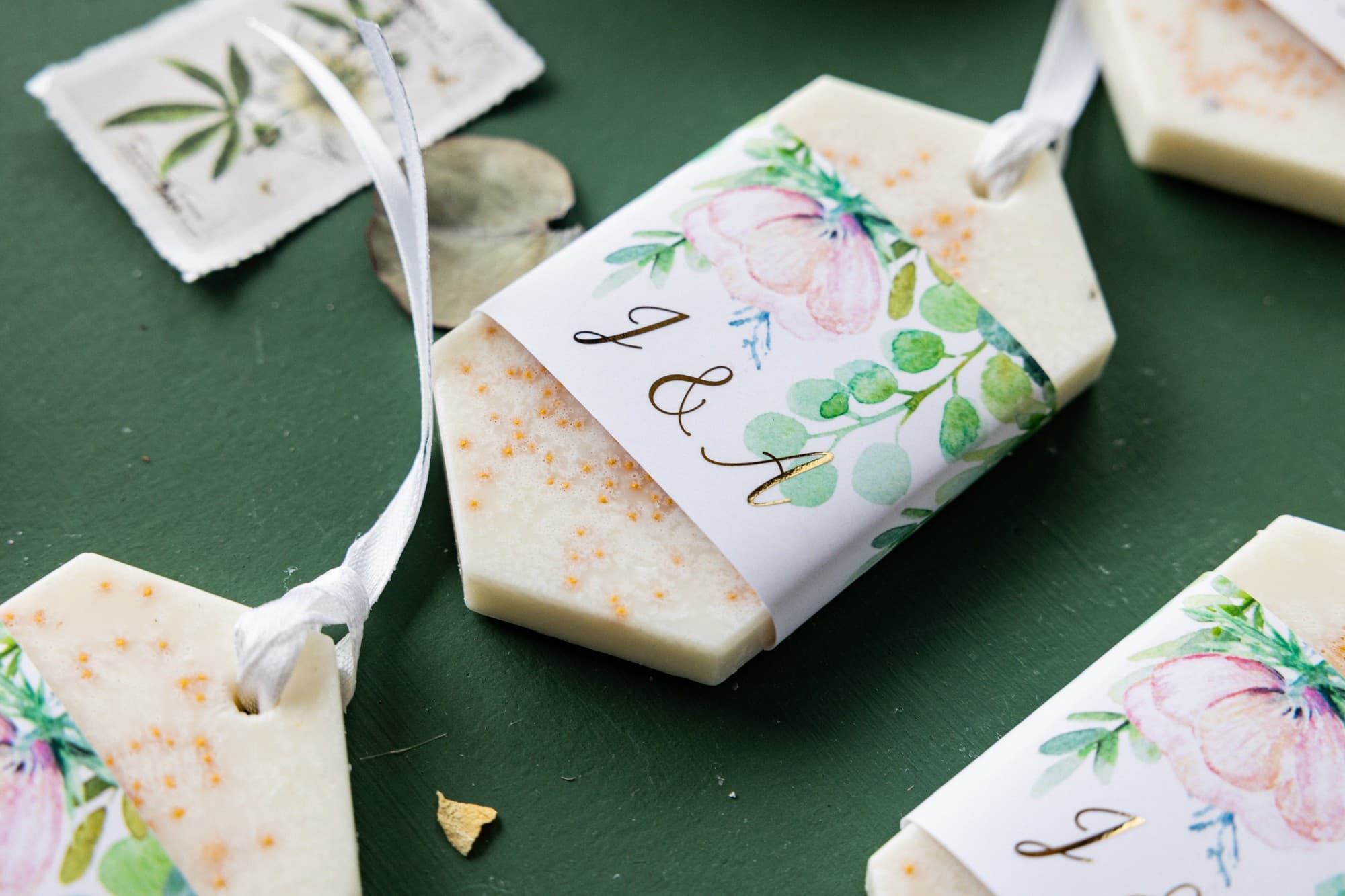 Colgador aromático de soja para invitados, envoltorio pastel con motivo de delicadas peonías rosas