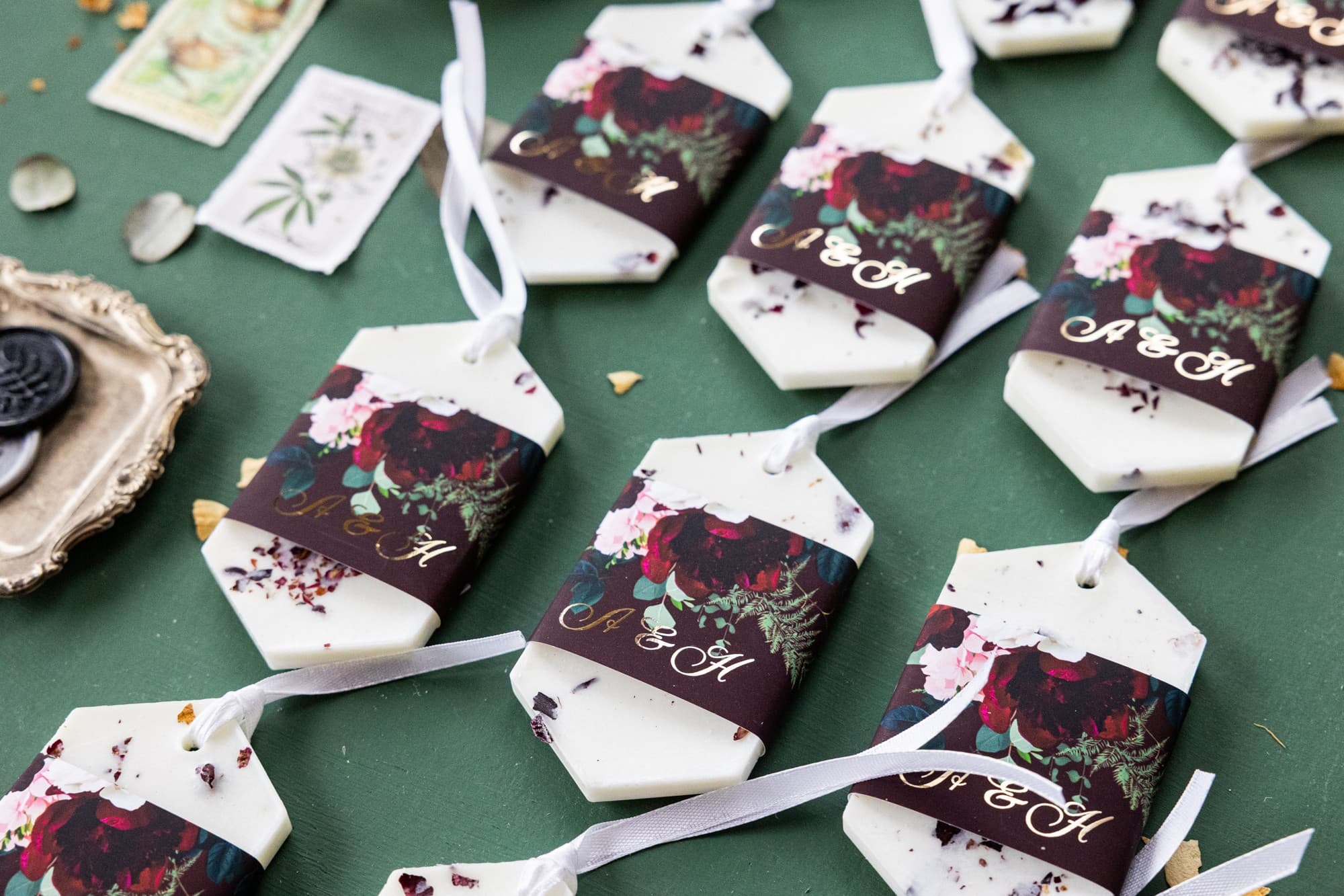 Colgador aromático de soja para invitados, envoltorio borgoña con rosa roja