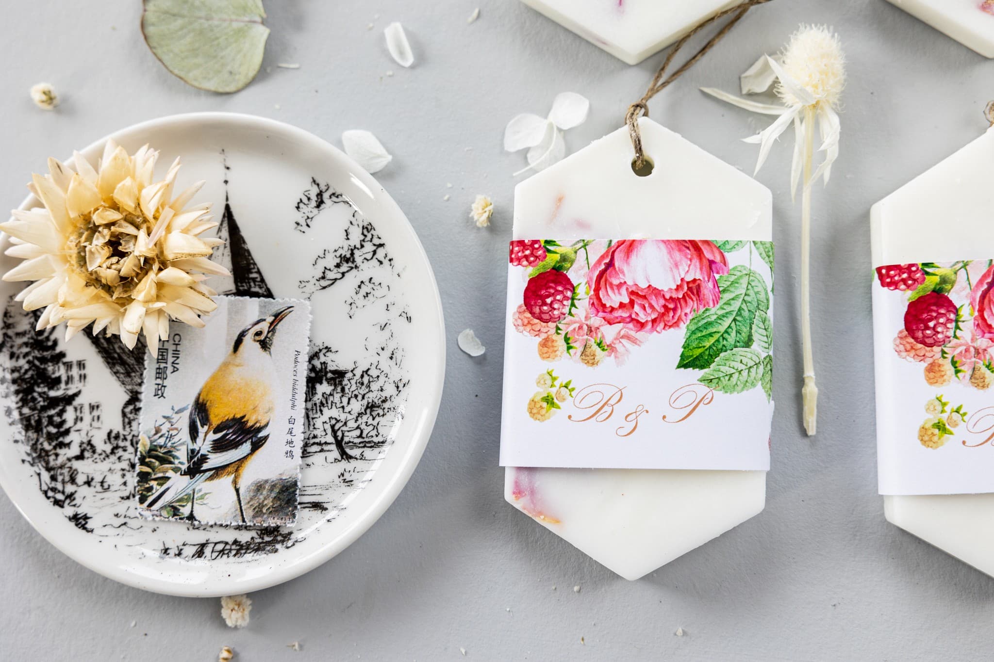 Detalle ecológico para invitados con aroma a peonía y diseño floral