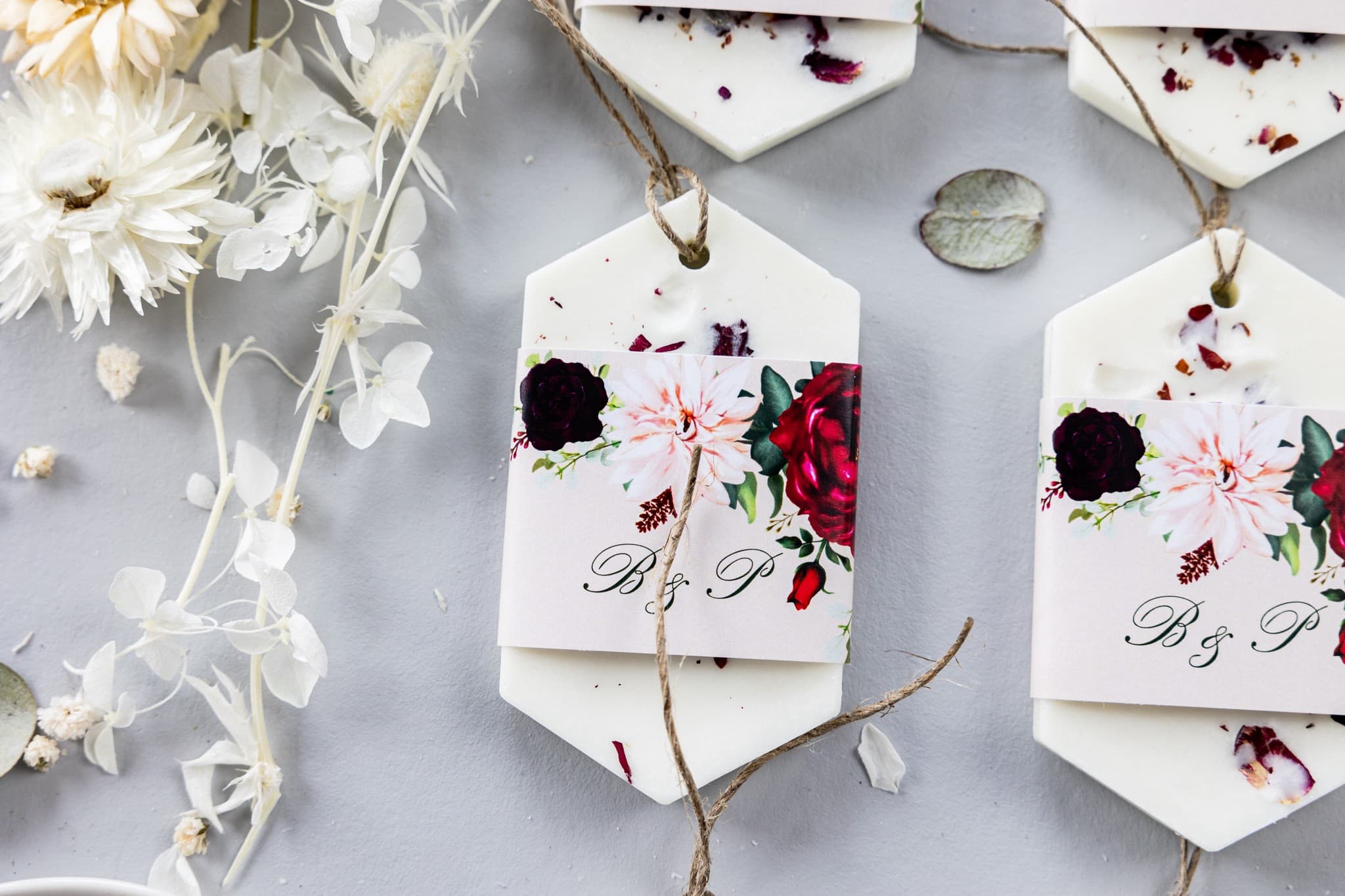 Detalle de boda elegante colgante de soja con motivo de dalias y anémonas