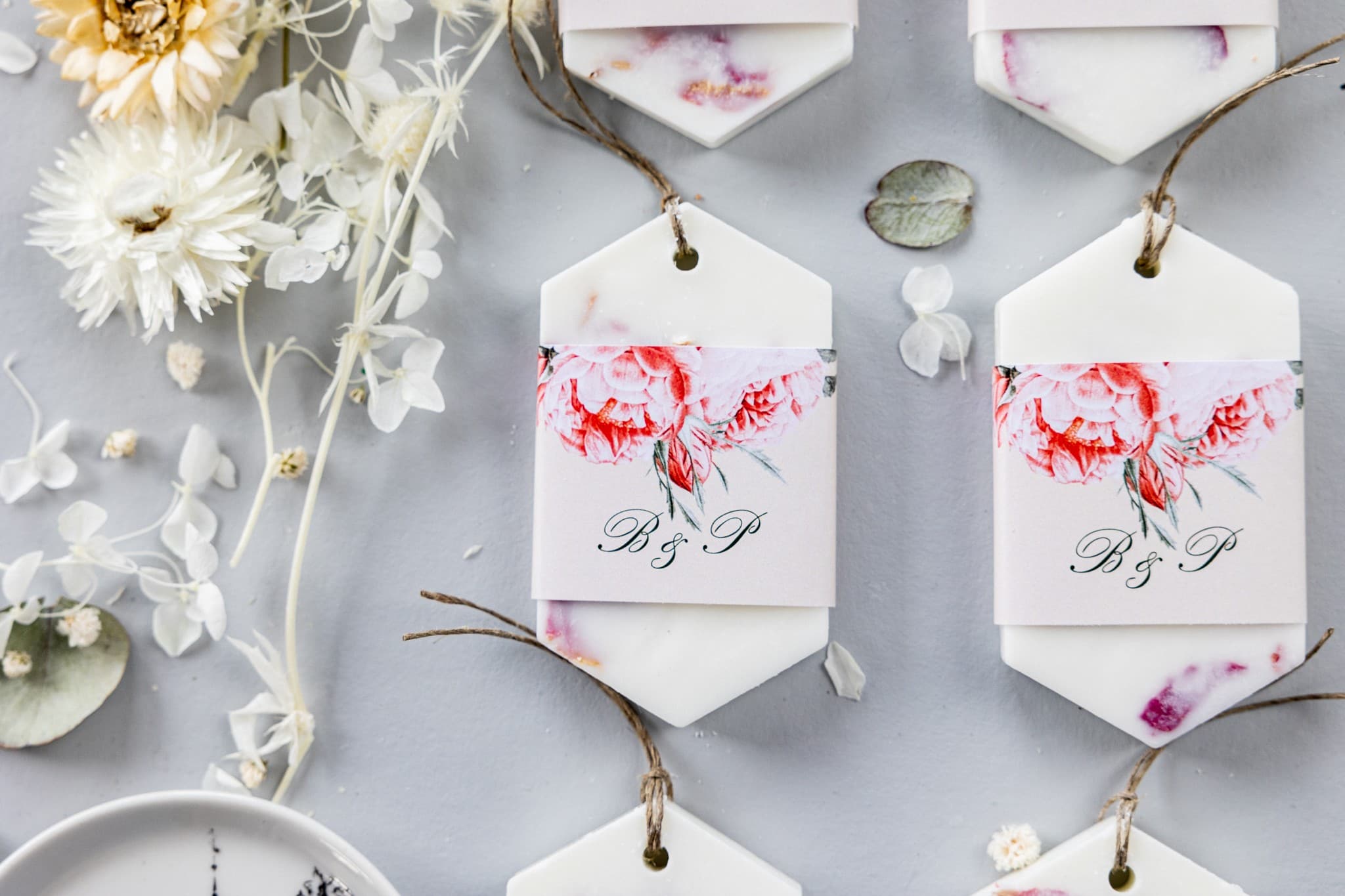 Detalle de boda colgante de soja artesanal con diseño floral de peonías