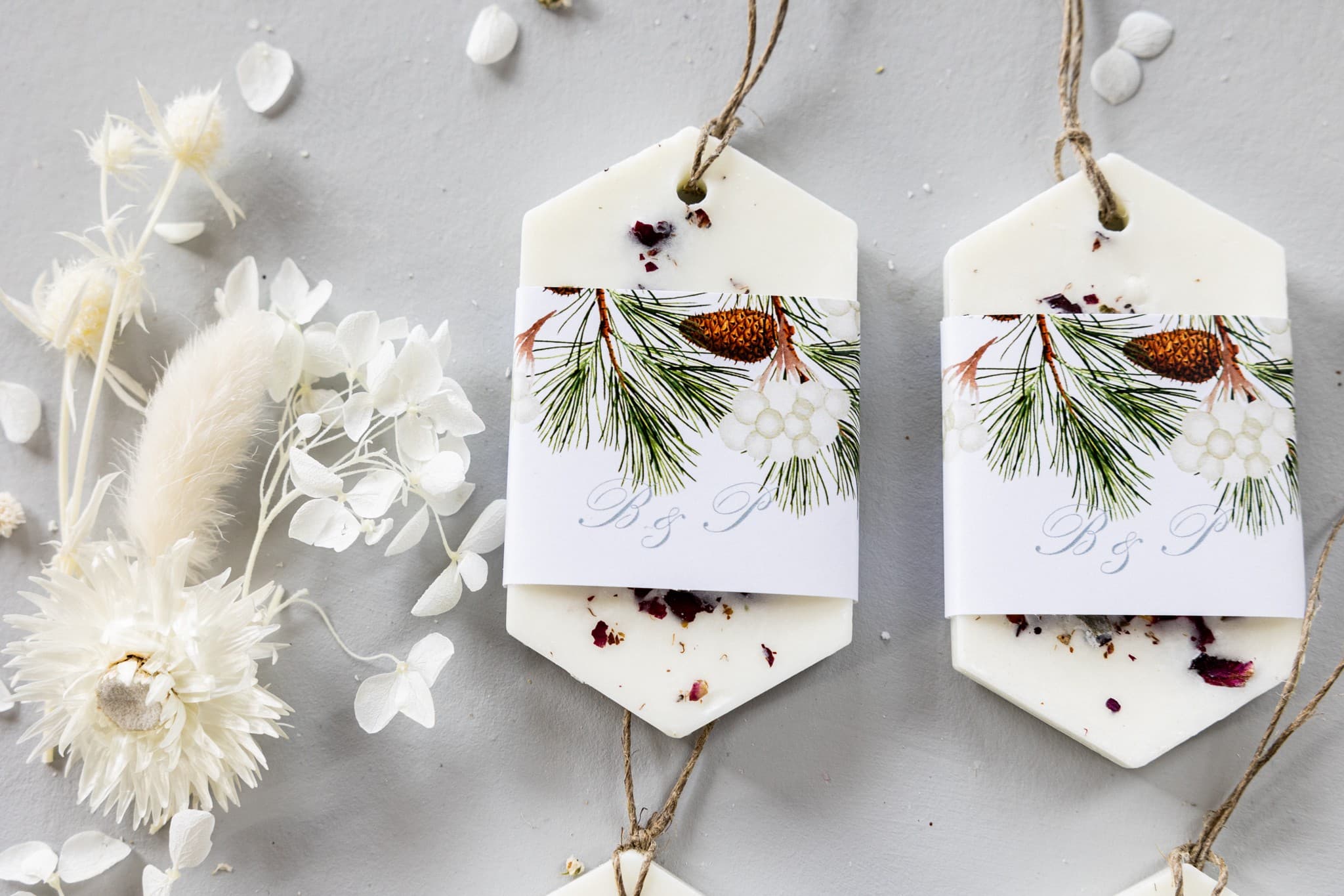 Detalle de boda colgante de soja aromático con decoración de algodón y ramas