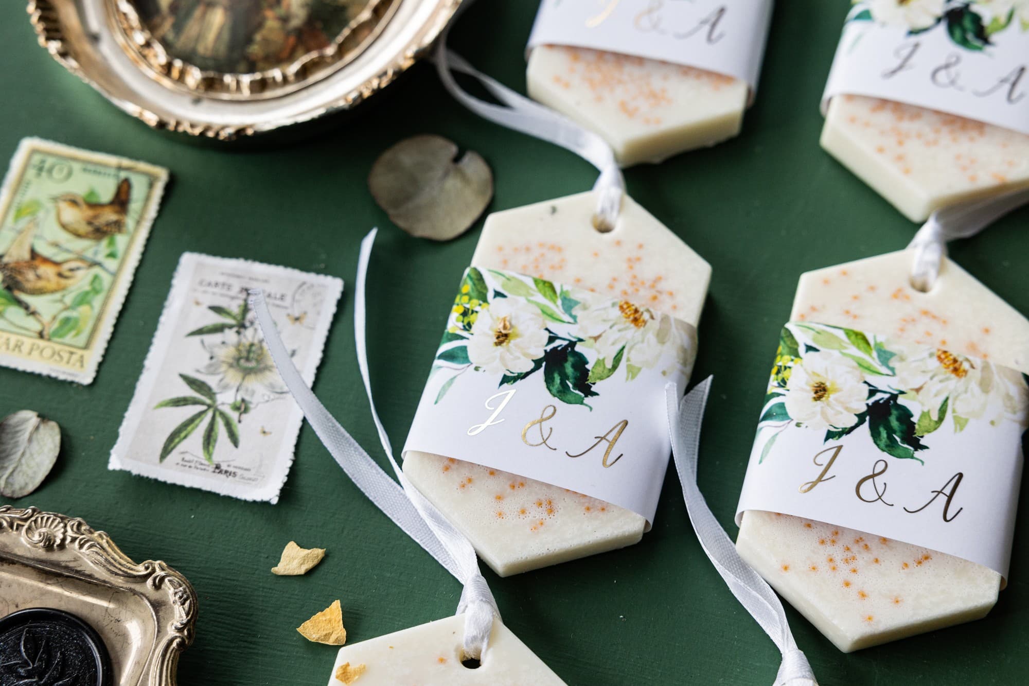 Detalles para invitados colgantes de soja perfumados con flores blancas y dorado - Rubin 1