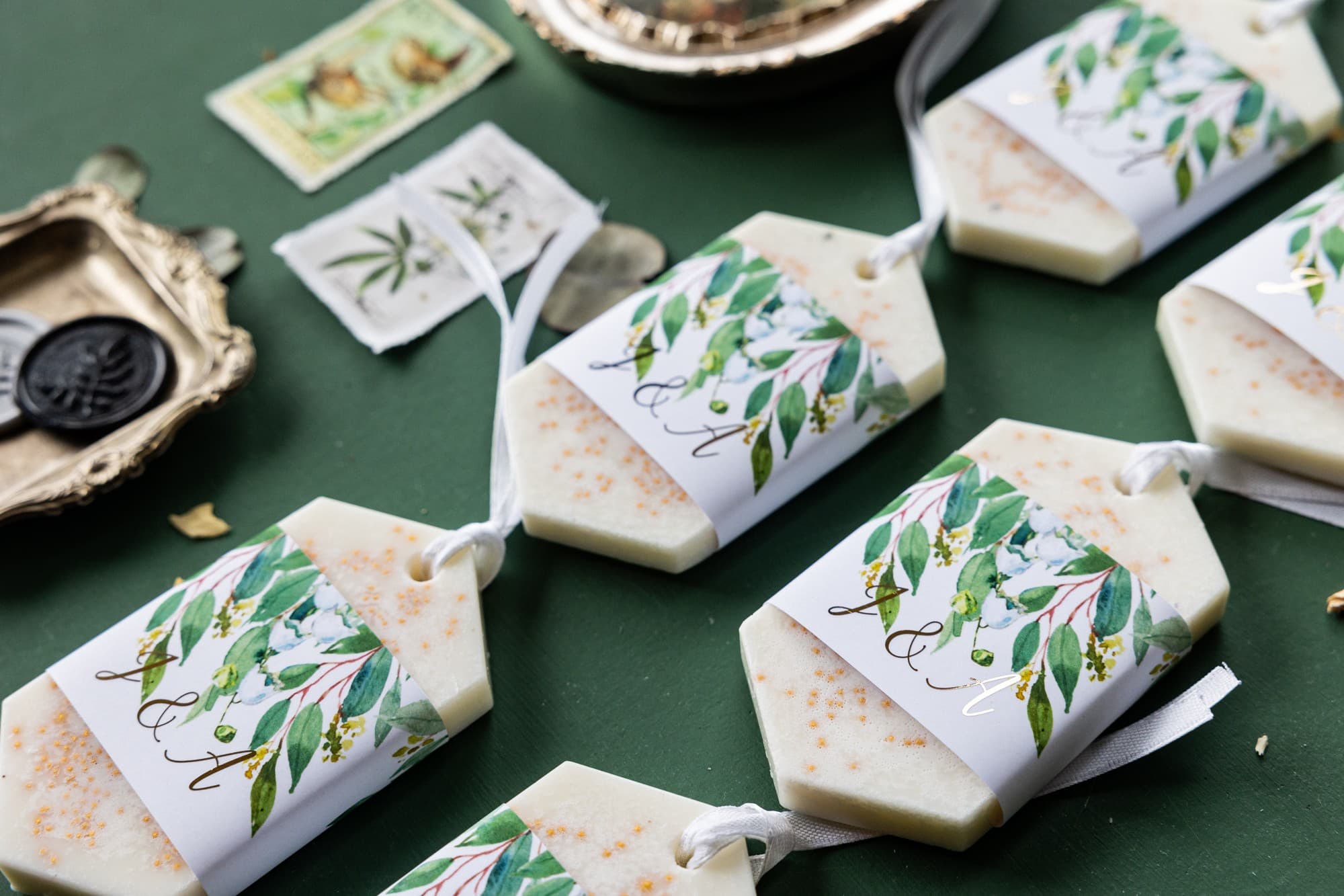 Detalle de agradecimiento para invitados con cera de soja y diseño de lirios del valle