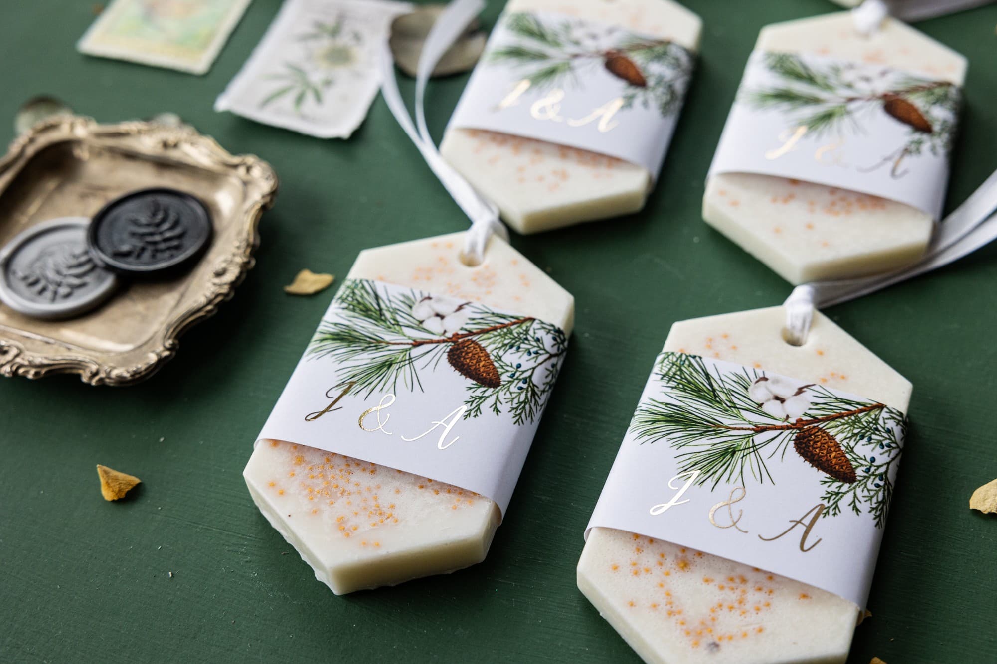 Detalle de boda colgante de cera de soja con flores secas y diseño elegante blanco