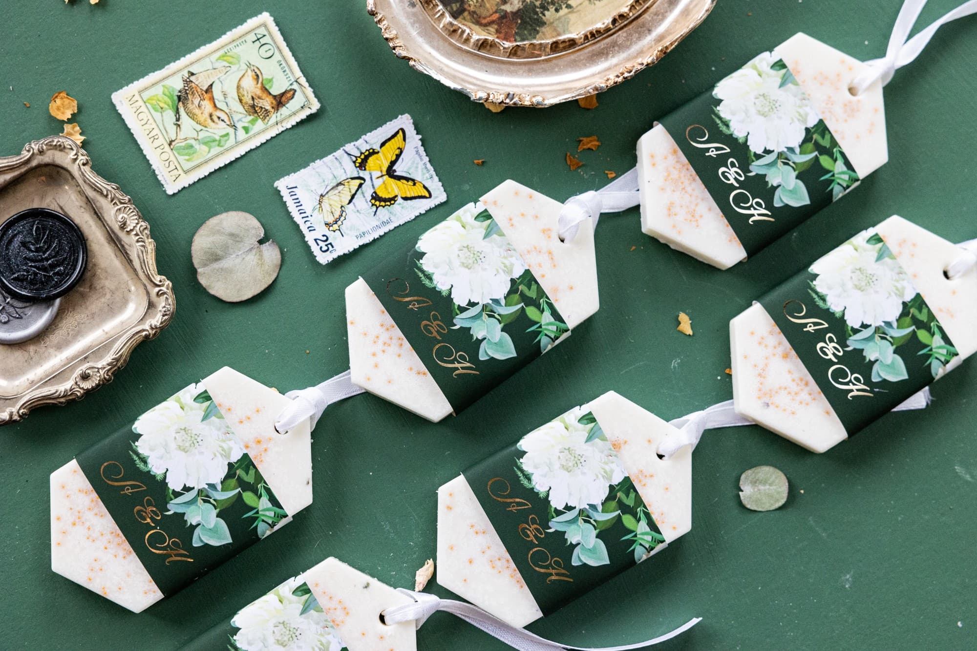 Regalo para invitados de boda colgante de soja con iniciales en oro