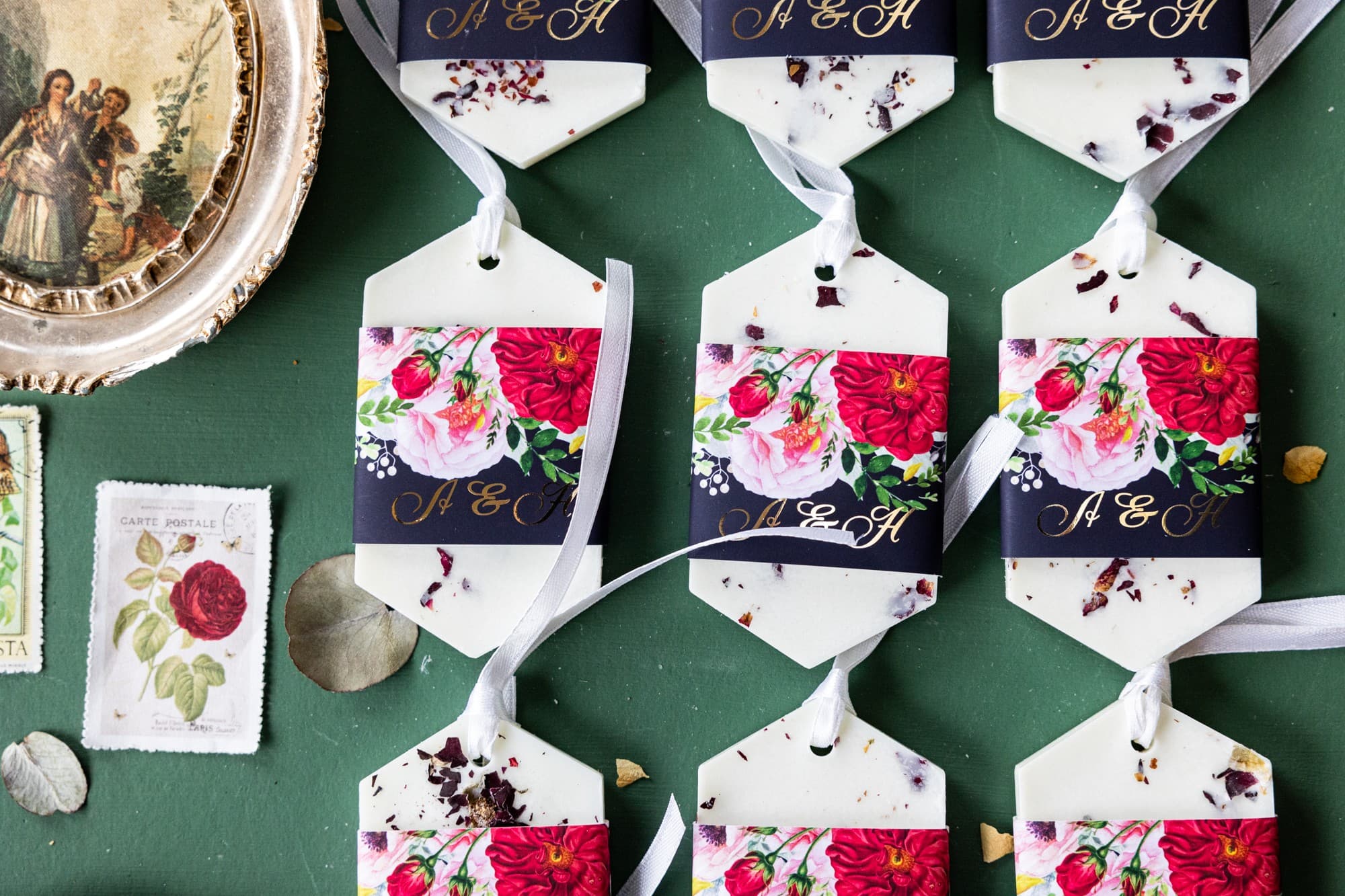 Detalle de boda colgante de cera de soja con flores preservadas y diseño azul marino