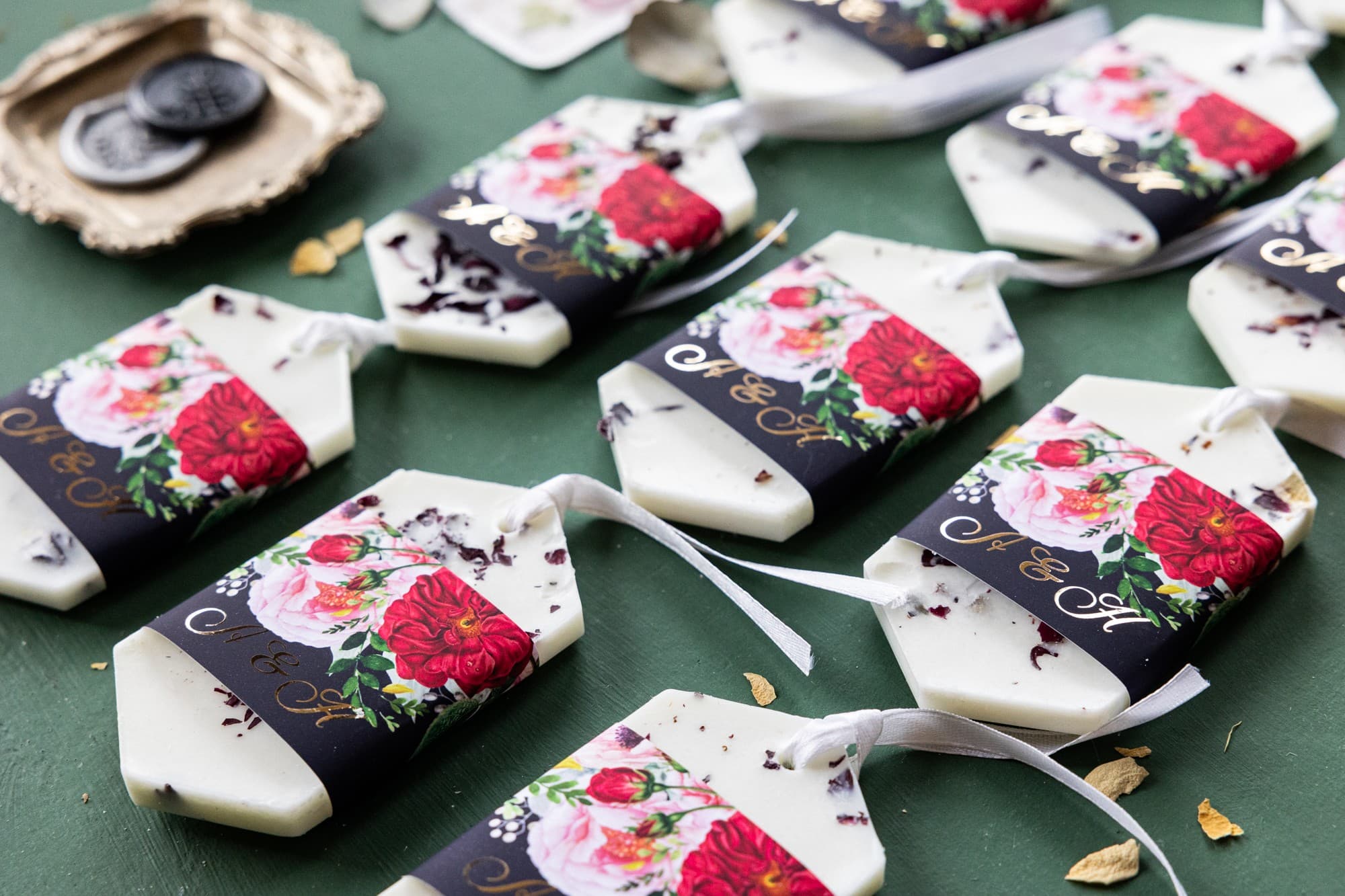 Regalo personalizado para invitados de boda colgante de soja con iniciales doradas