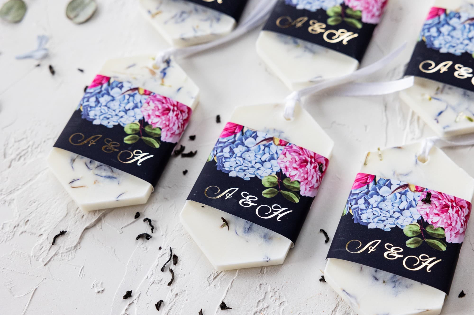 Detalle de boda colgante de soja con diseño de peonías y hortensias