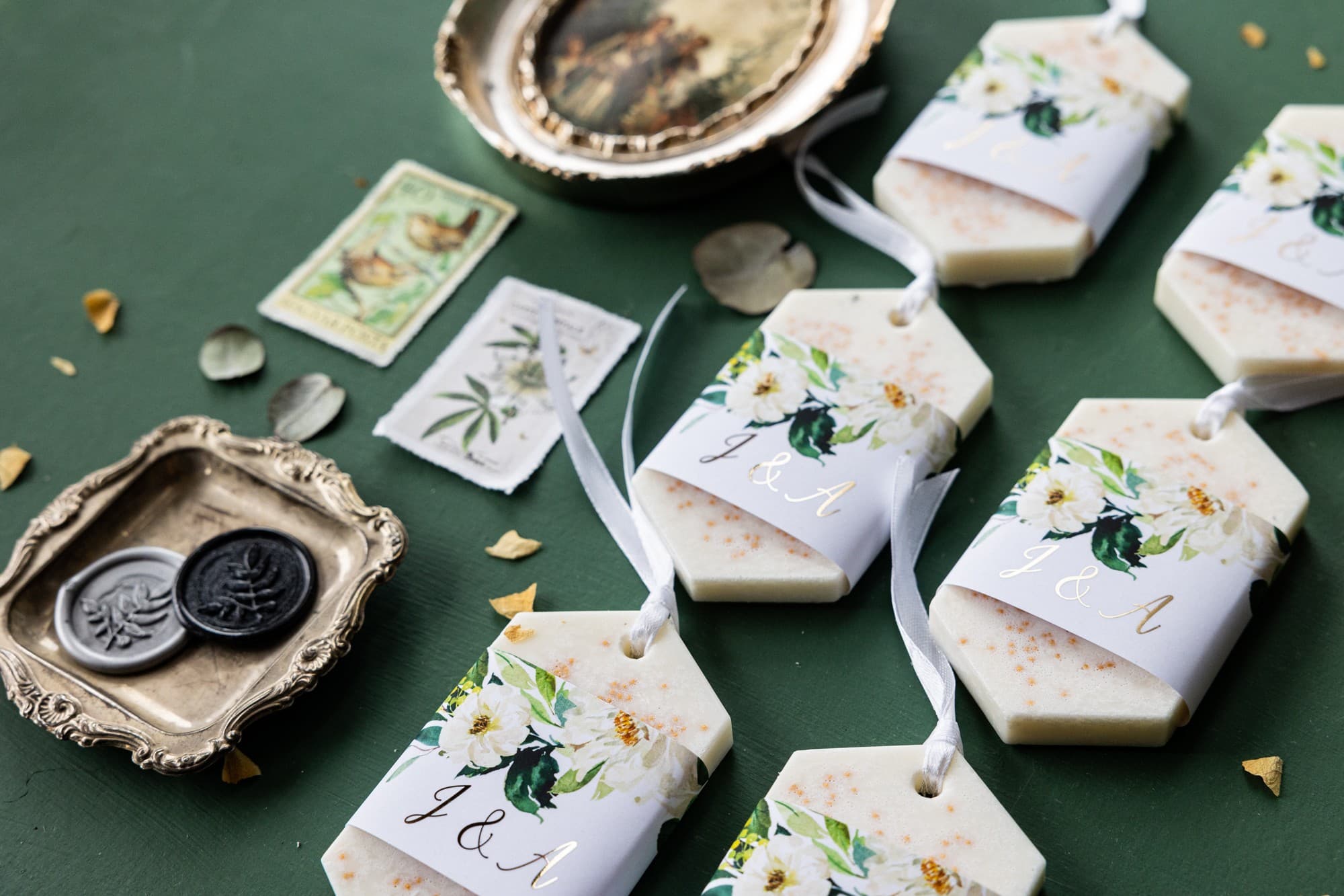 Gastgeschenke Duftanhänger aus Sojawachs mit weißen Blumen und Goldprägung - Rubin 1 - 2