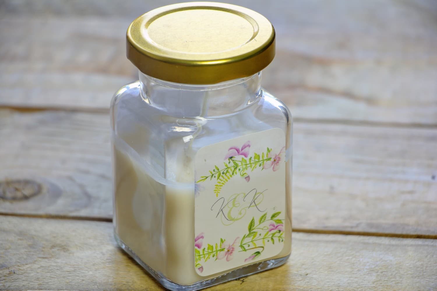 Natürliche Duftkerze Akwarele Nr. 4 – Gastgeschenk mit pastellfarbenem Veilchen-Motiv