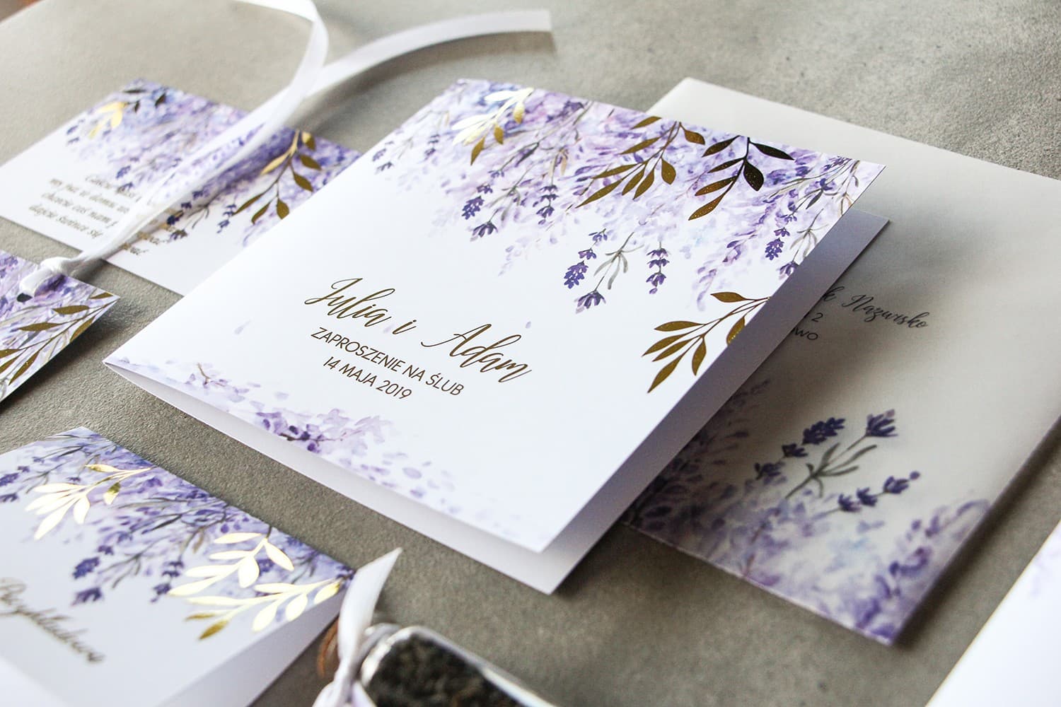 Échantillon d'Invitation avec Bruyère et Dorure | Invitations de Mariage Violettes Glamour | Rubin n° 5