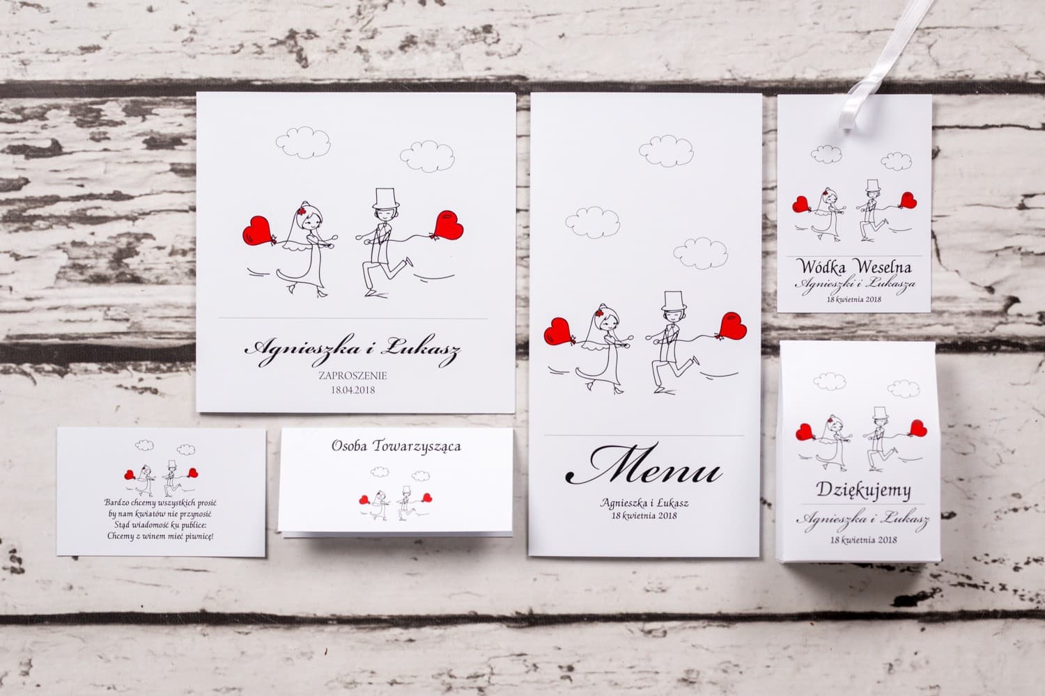 Kit d'échantillons d'invitations Bueno n° 5 - Dessin du couple marié avec ballons rouges courant l'un vers l'autre