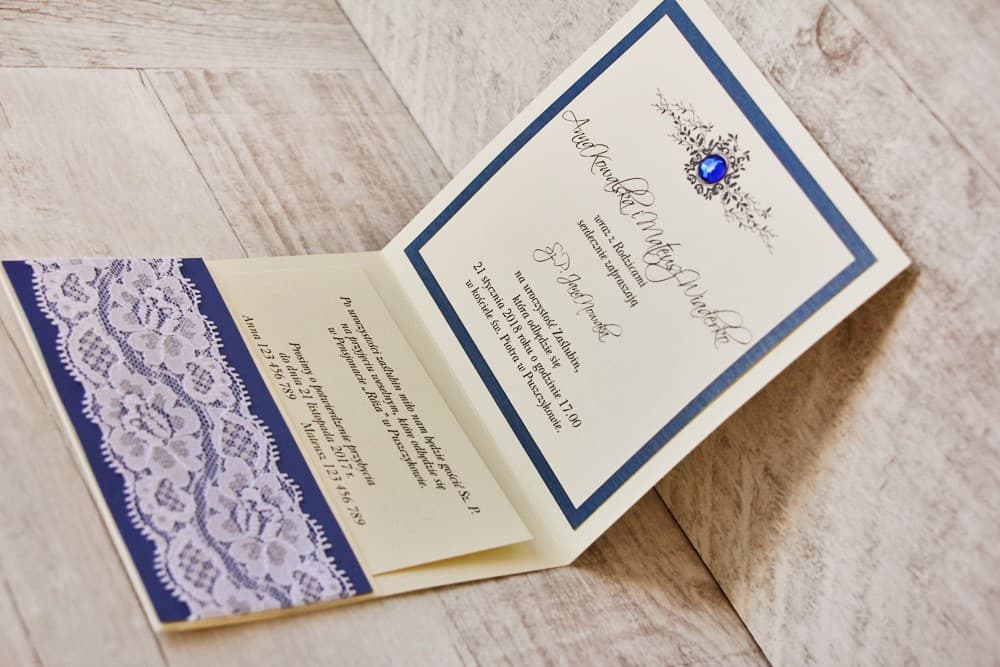 Elegante quadratische Hochzeitseinladung Glamour mit Spitze und Zirkonia – Kollektion Z Koronką Nr. 2