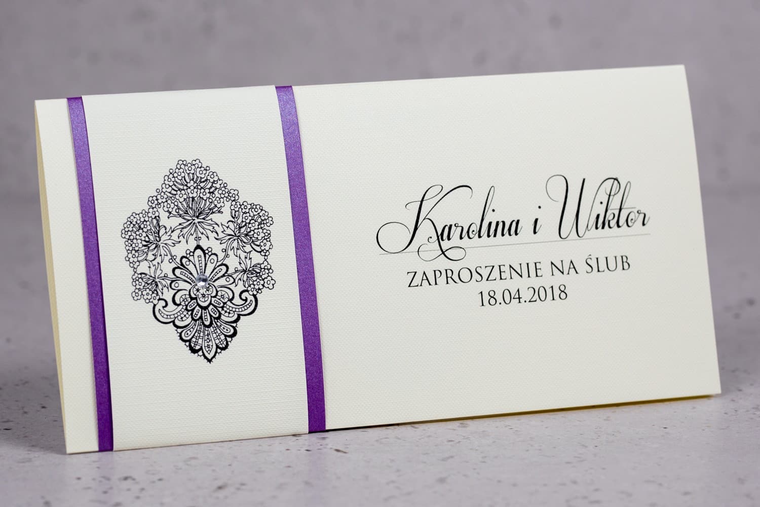 Invitaciones de boda glamour con fajín violeta y circonita – Moreno nº 4